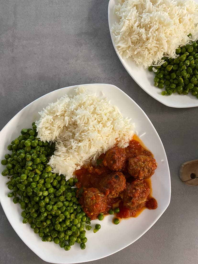 Receta de Rocely de Albóndigas con Salsa de Tomate y Arroz