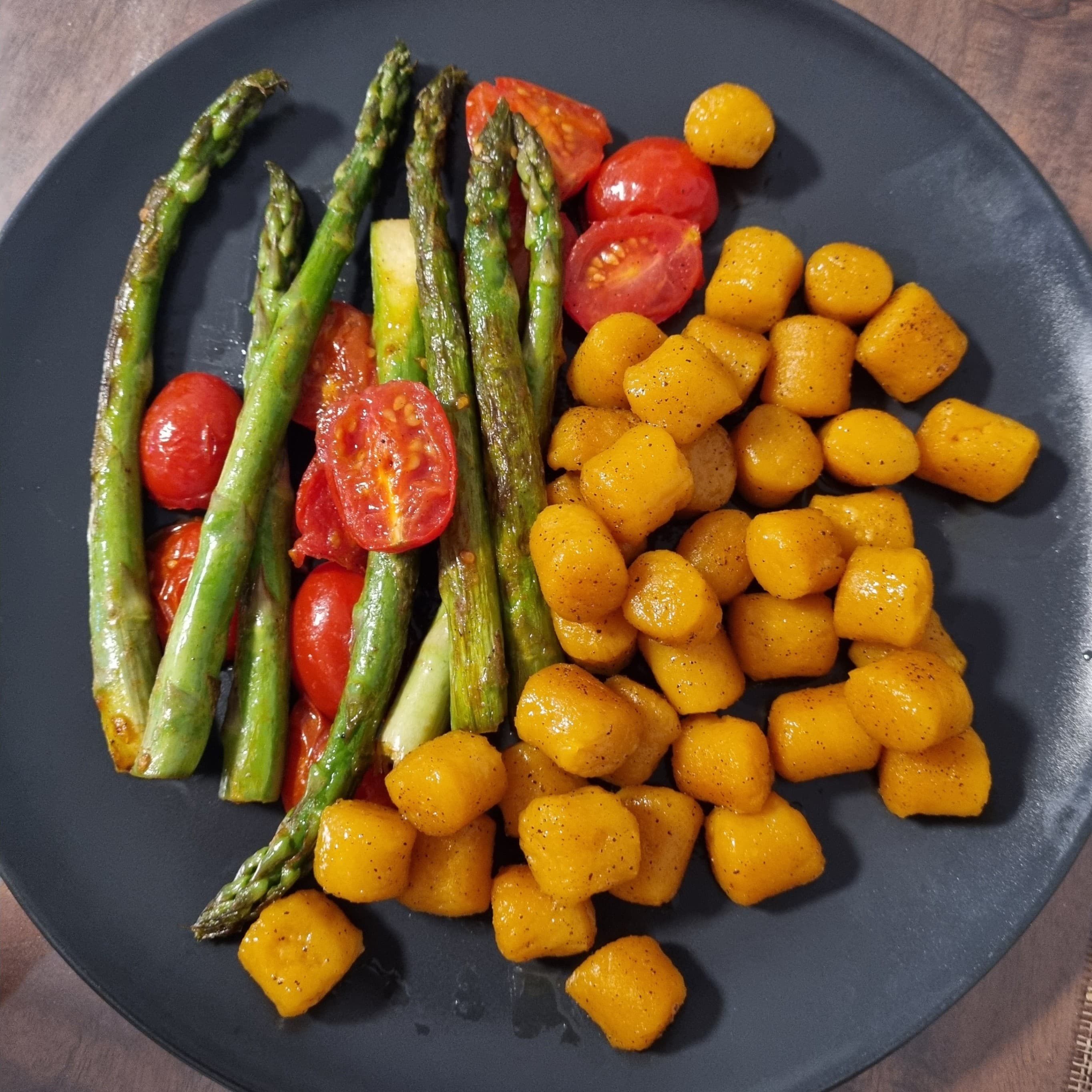 Espárragos rápidos con ñoquis de calabaza y tomates cherry Recipe Image