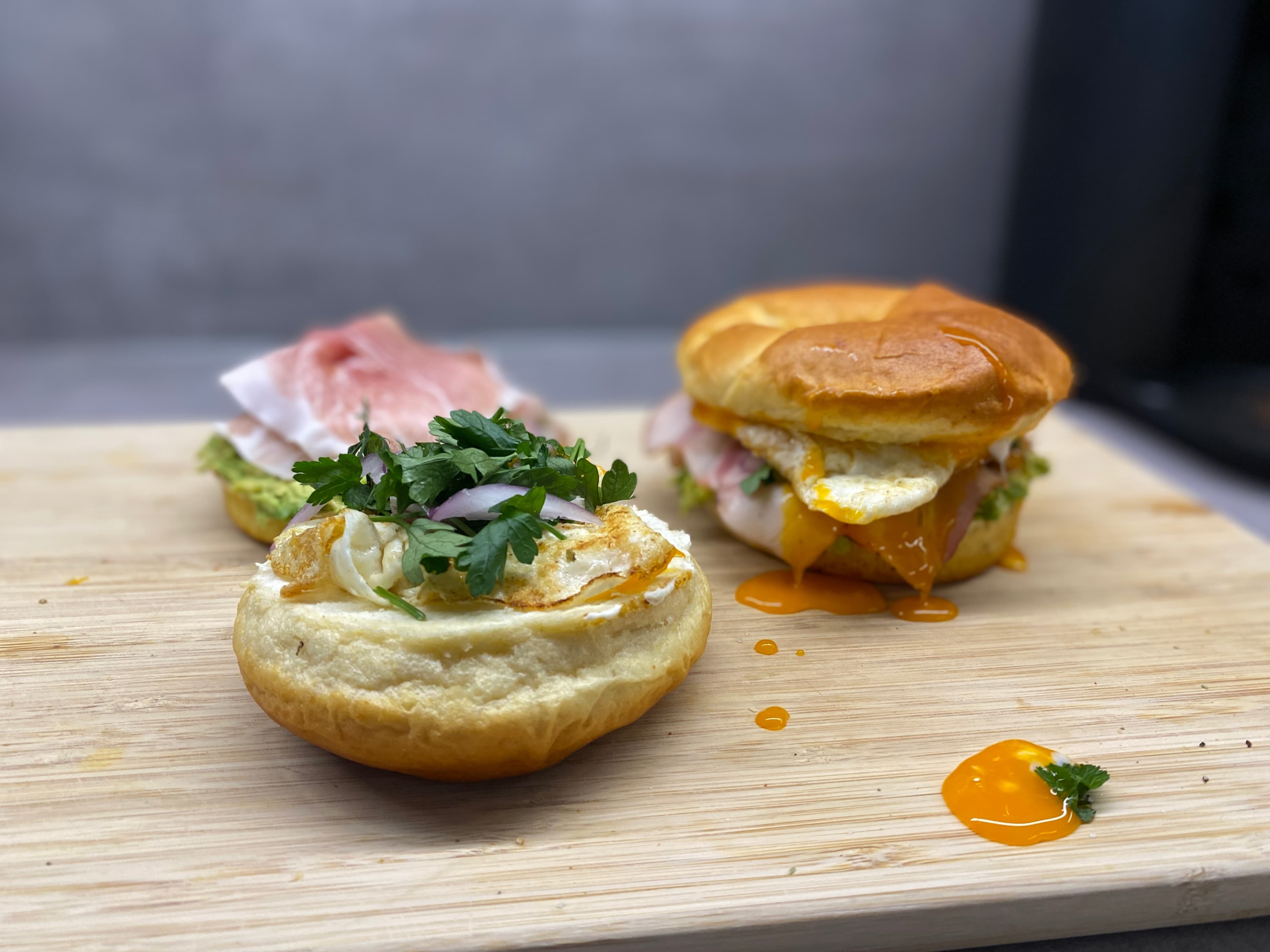 Bagel de Prosciutto con Mousse de Aguacate Recipe Image
