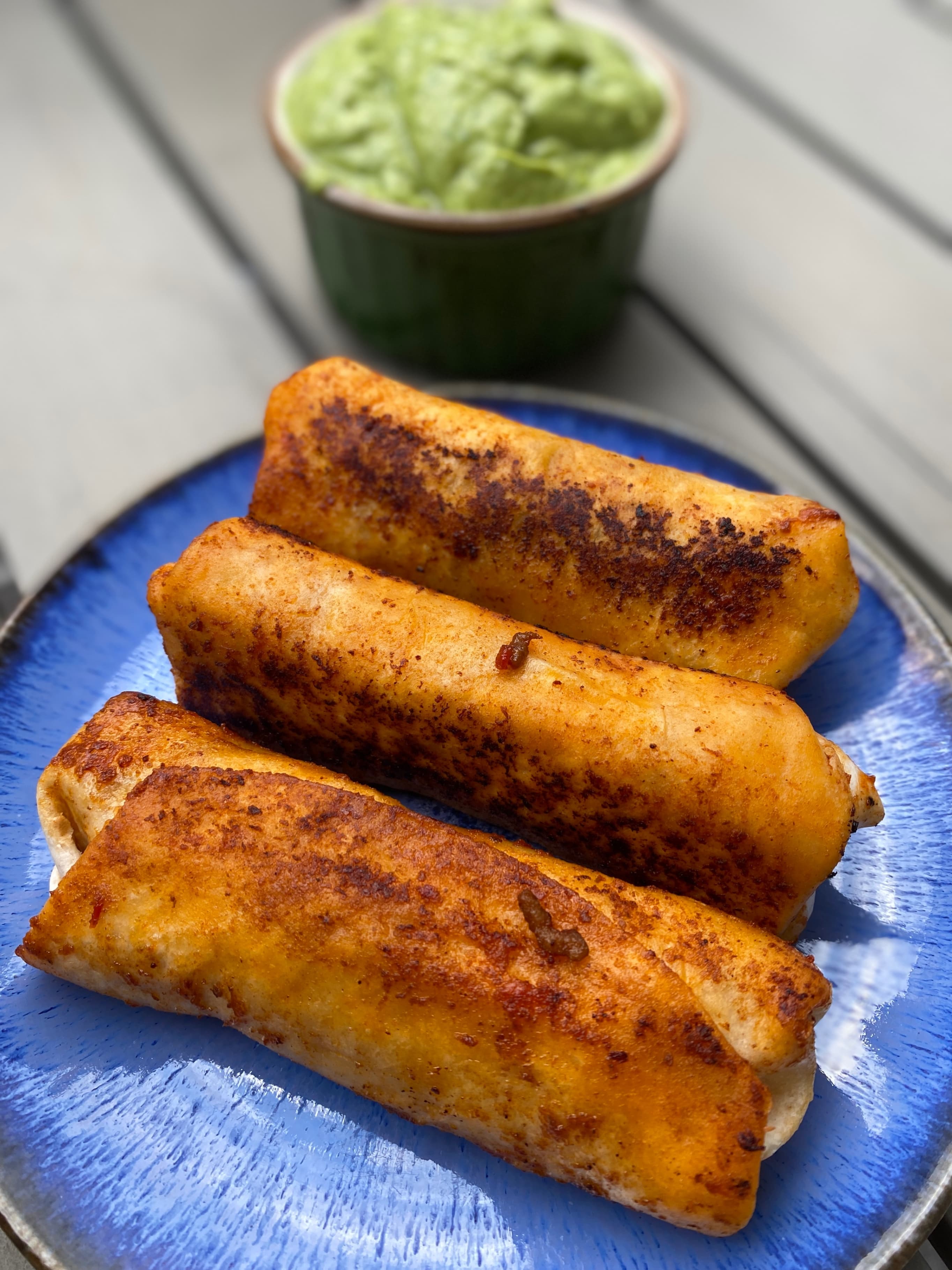 Burritos Crujientes con Dip de Aguacate Recipe Image