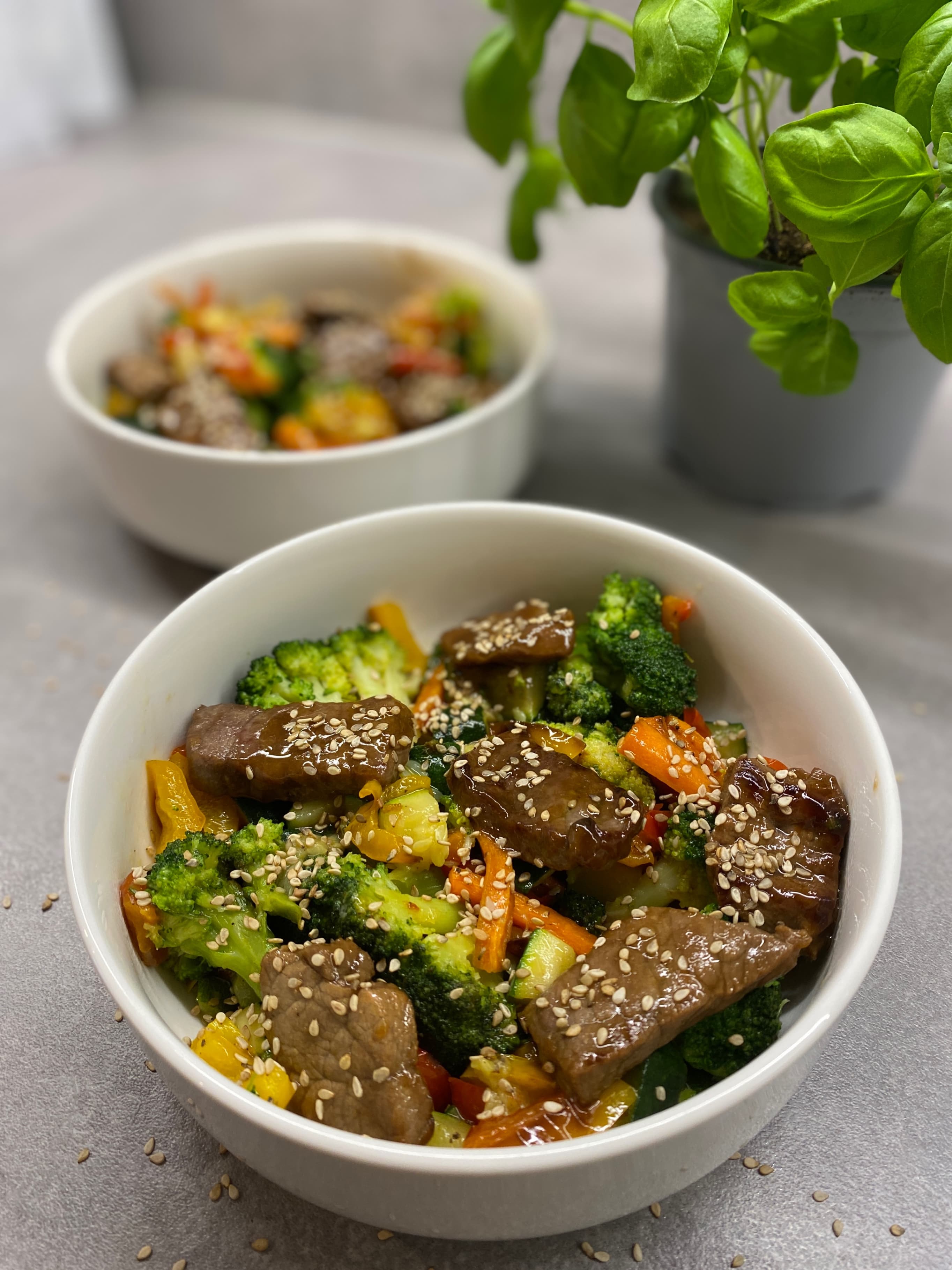 Snelle roerbak met rundvlees, verse groenten en teriyakisaus Recipe Image