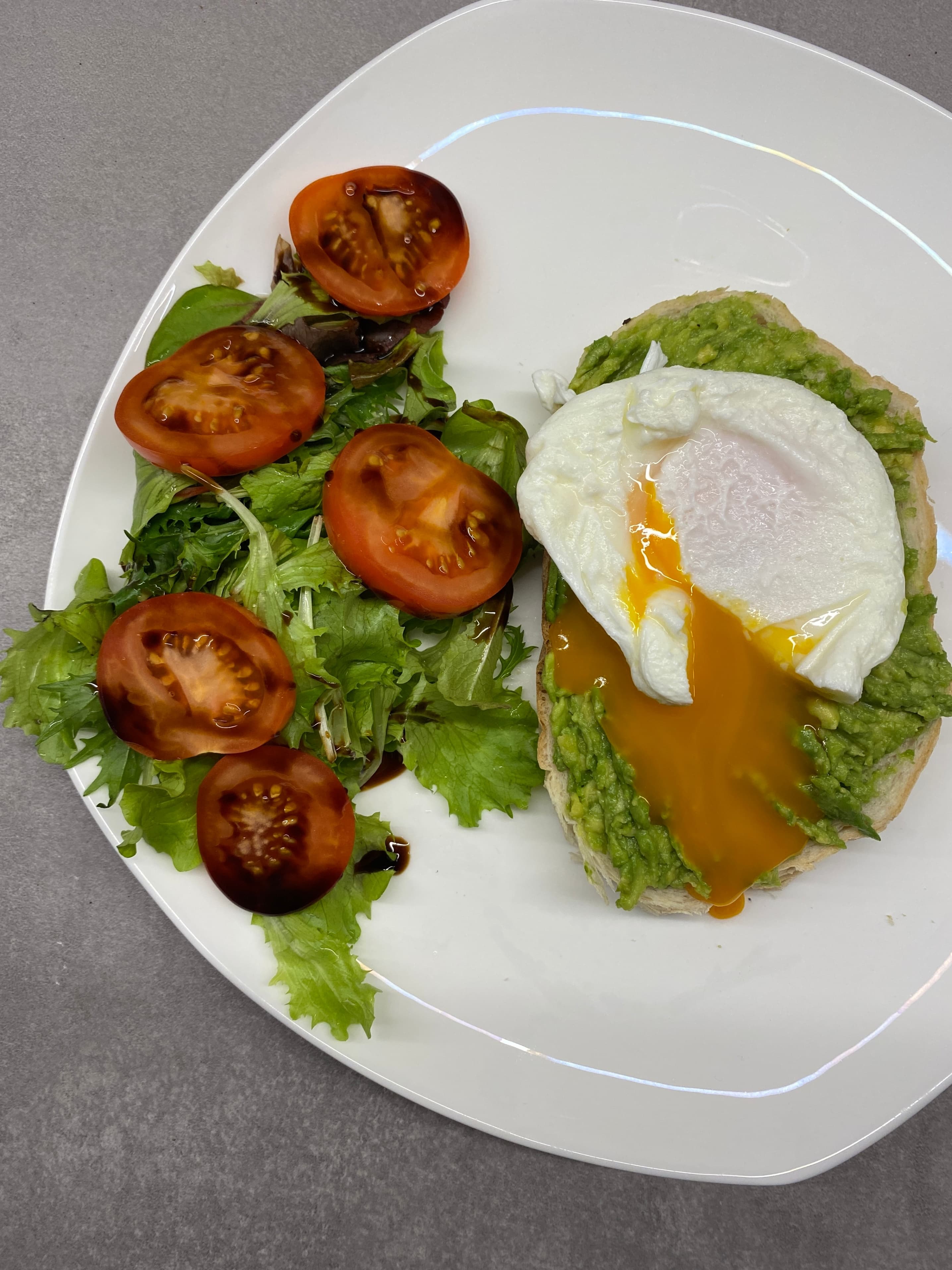 Klassieke avocadotoast met gepocheerde eieren Recipe Image