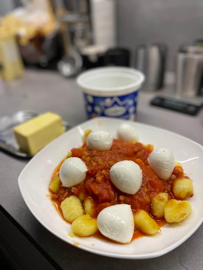 Przepis Rocely użytkownika Gnocchi z sosem pomidorowo-bekonowym i Mozzarellą di Bufala