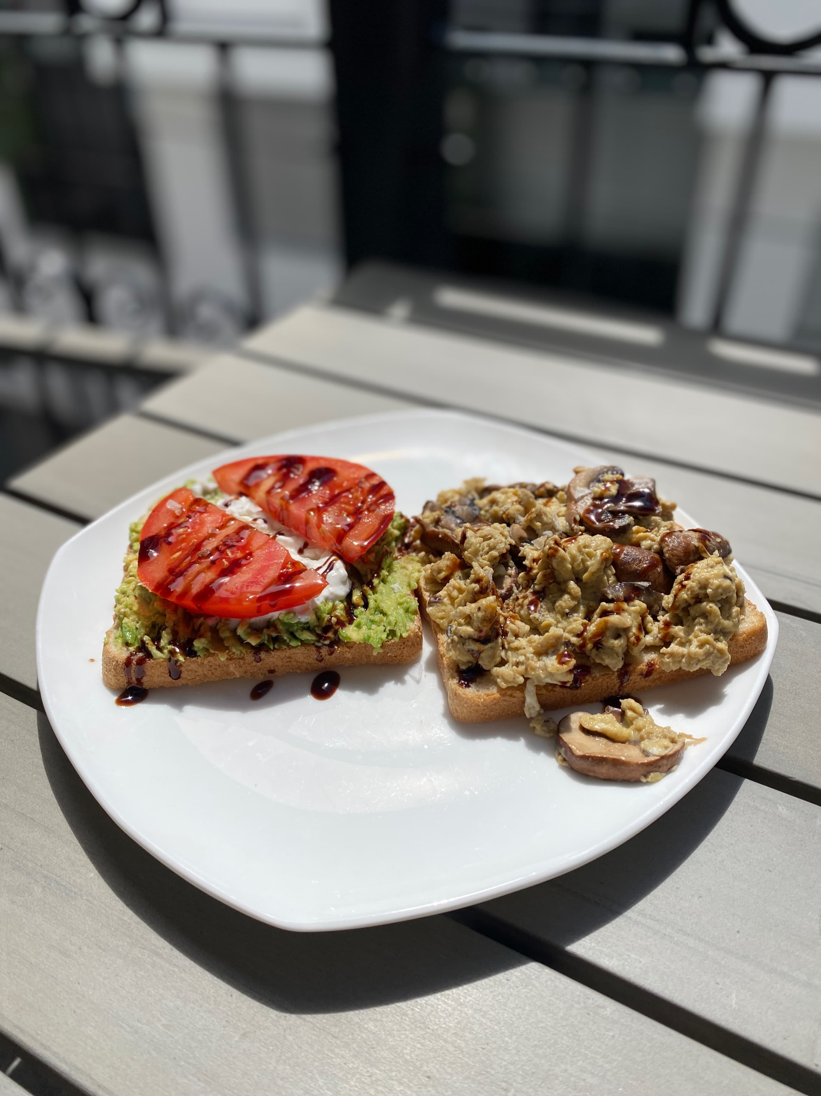Тост с авокадо с бъркани яйца и гъби Recipe Image
