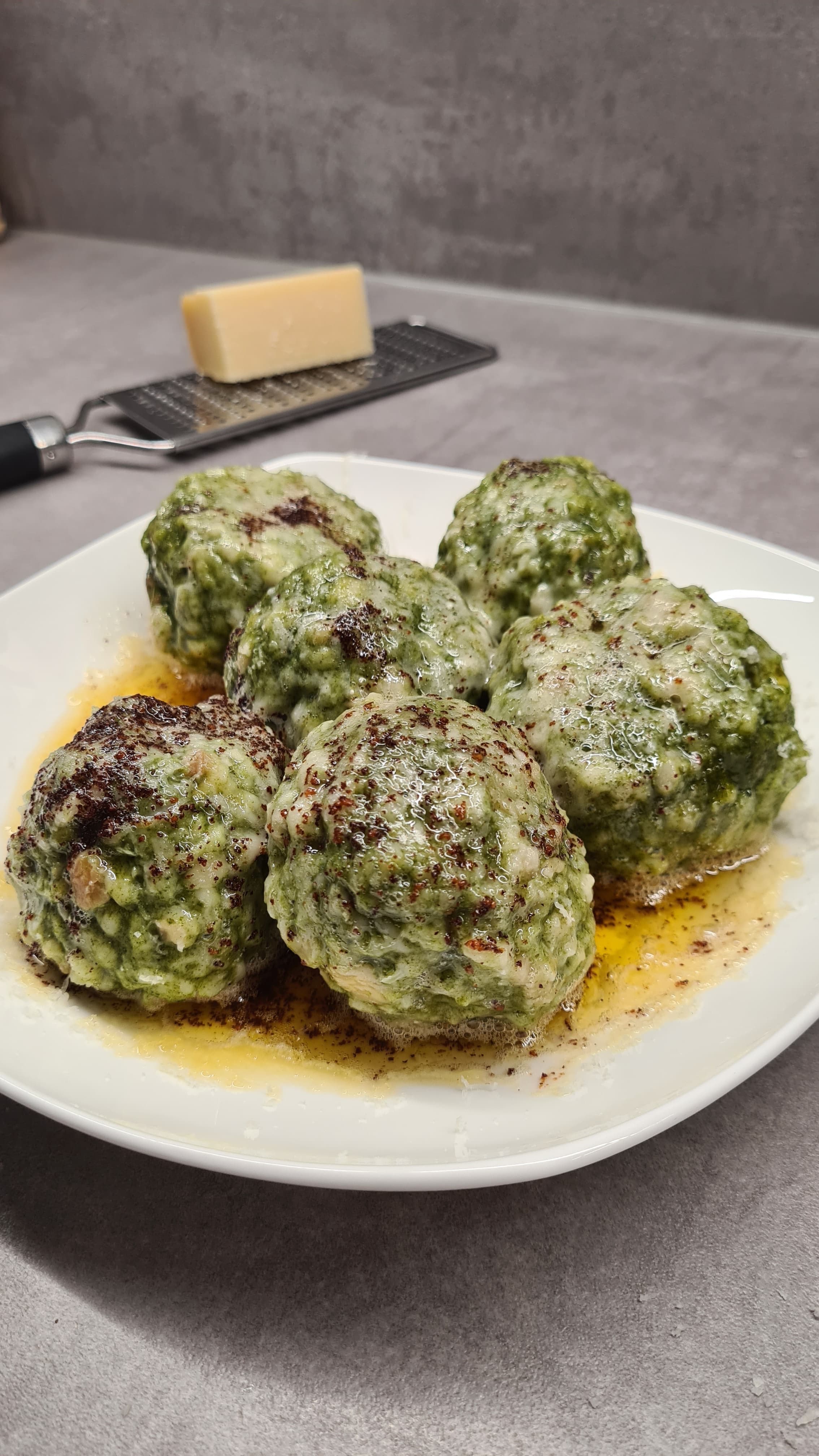 Knödel de espinacas con corazón de queso de montaña Recipe Image