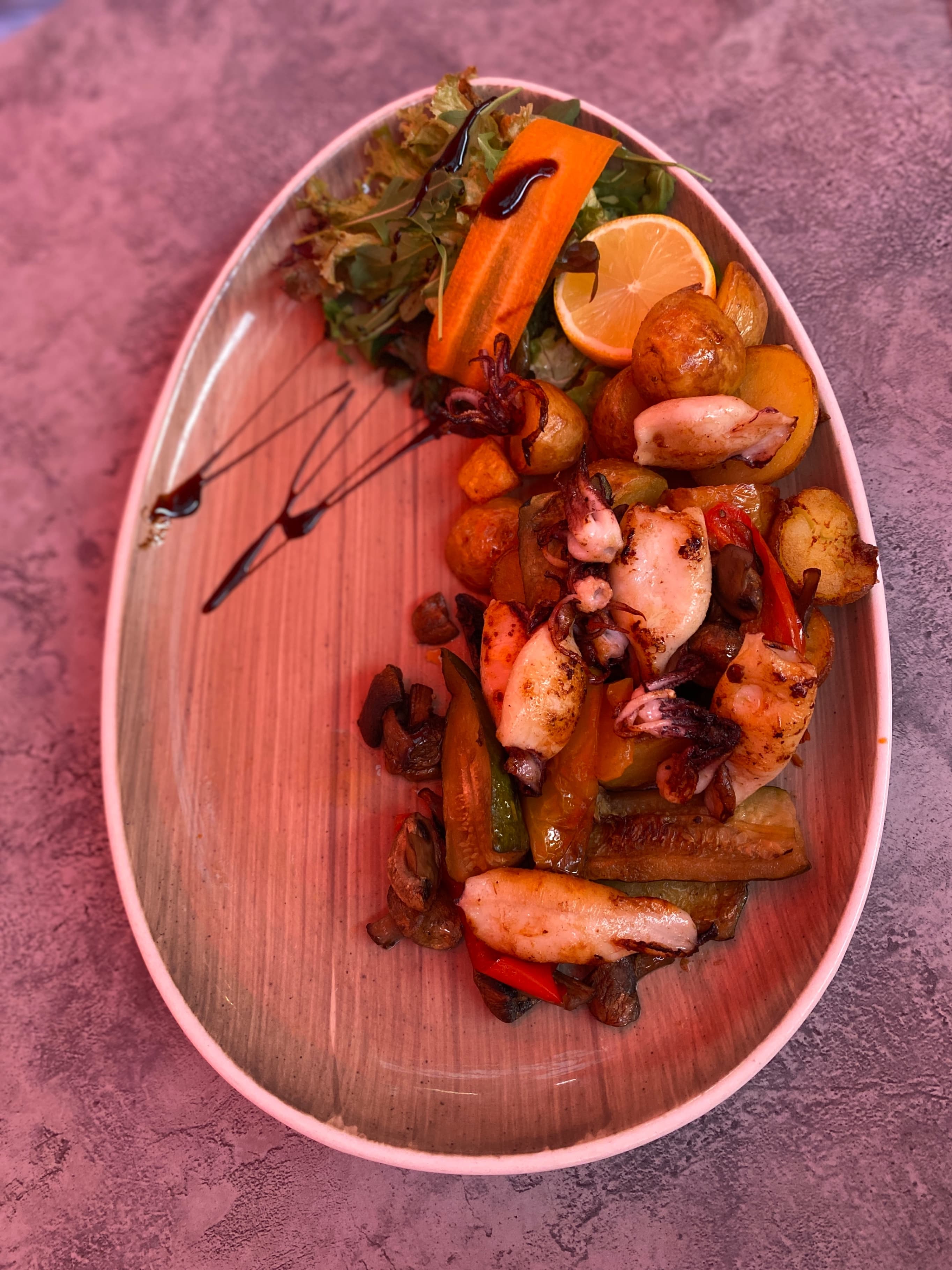 Pikantna Grillowana Kalmary z Opalonymi Warzywami Śródziemnomorskimi i Cytrynowymi Ziemniakami Recipe Image