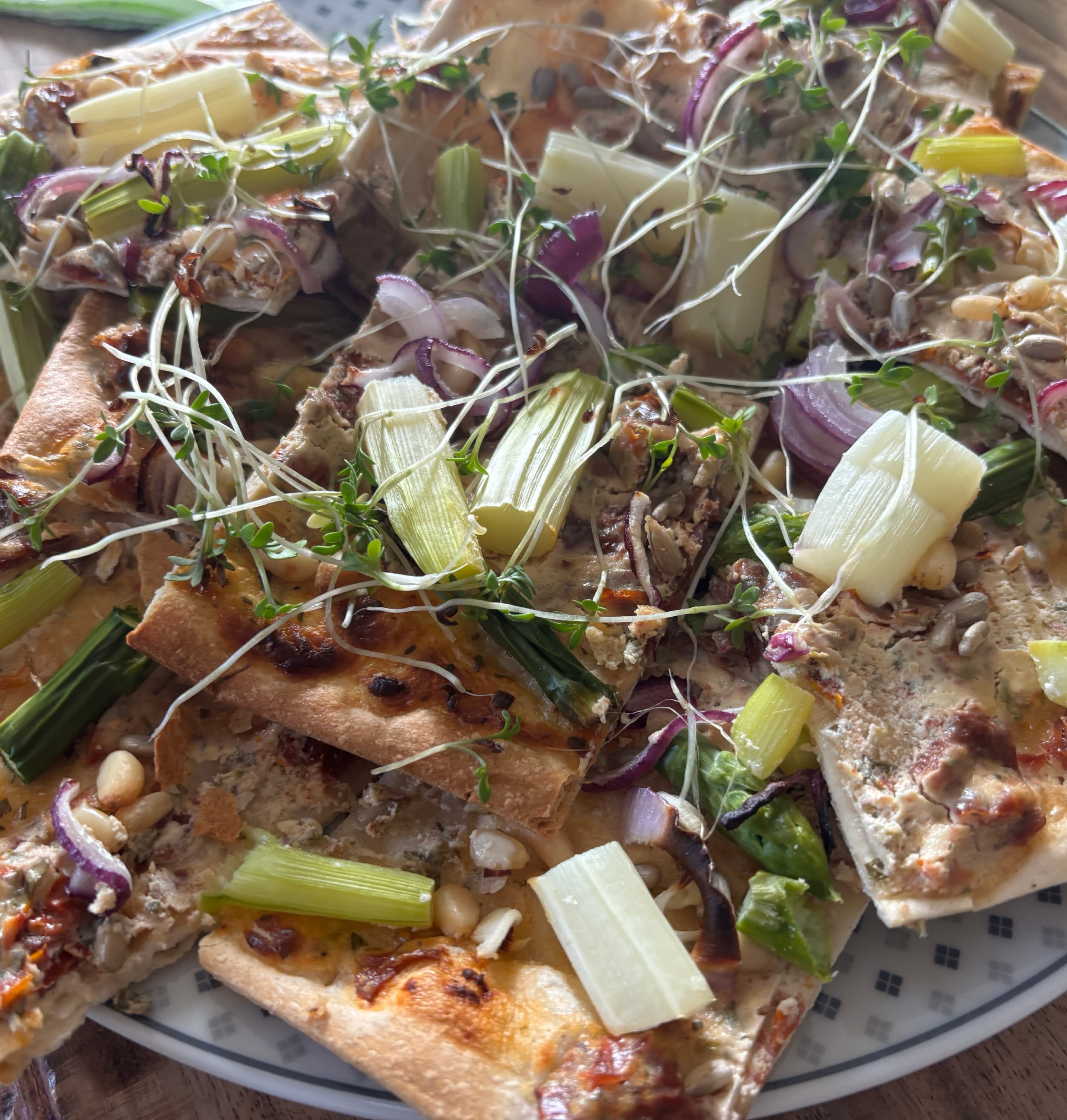 Flammkuchen mit Spargel Rezeptbild