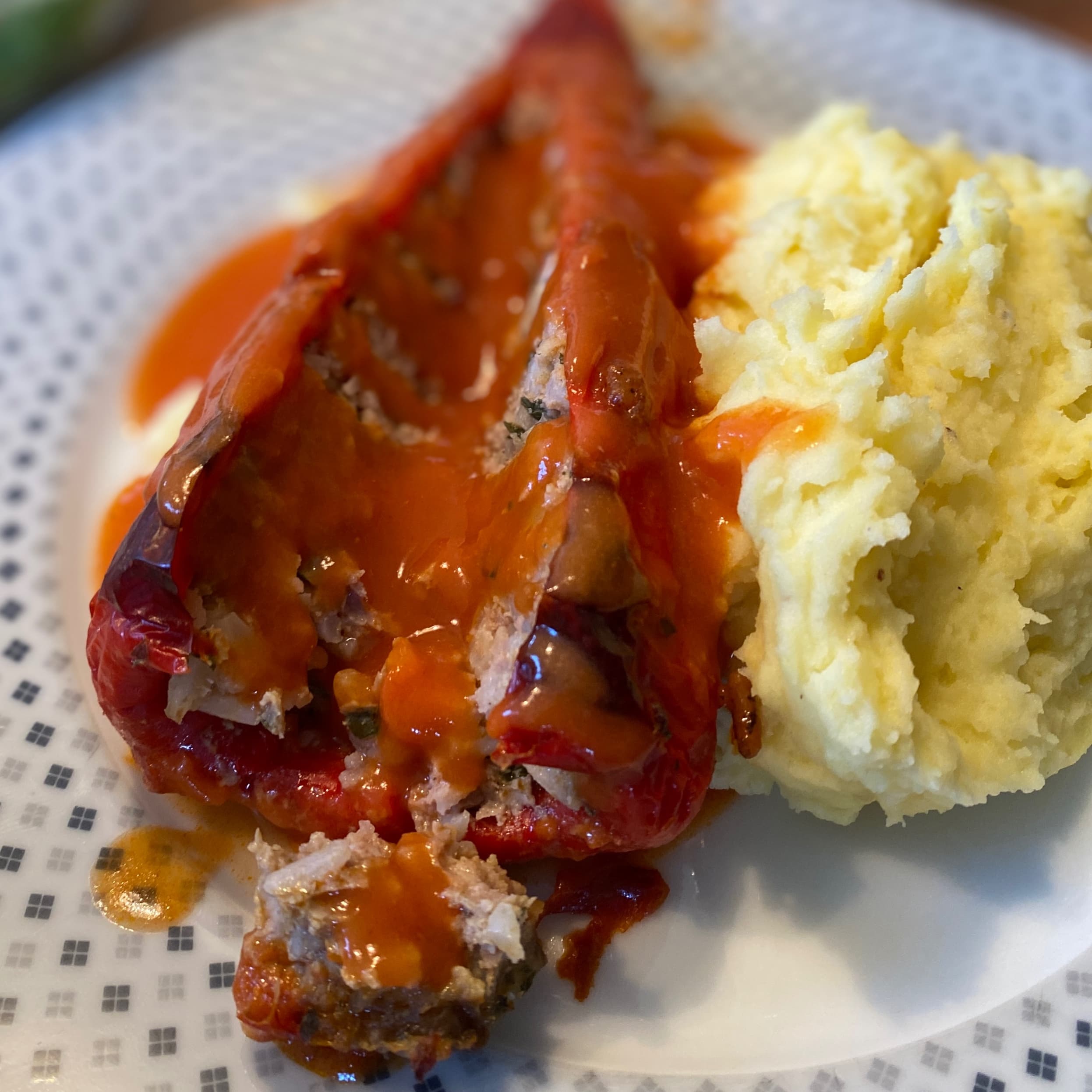 Пълнени чушки с доматена салса и пюре Recipe Image