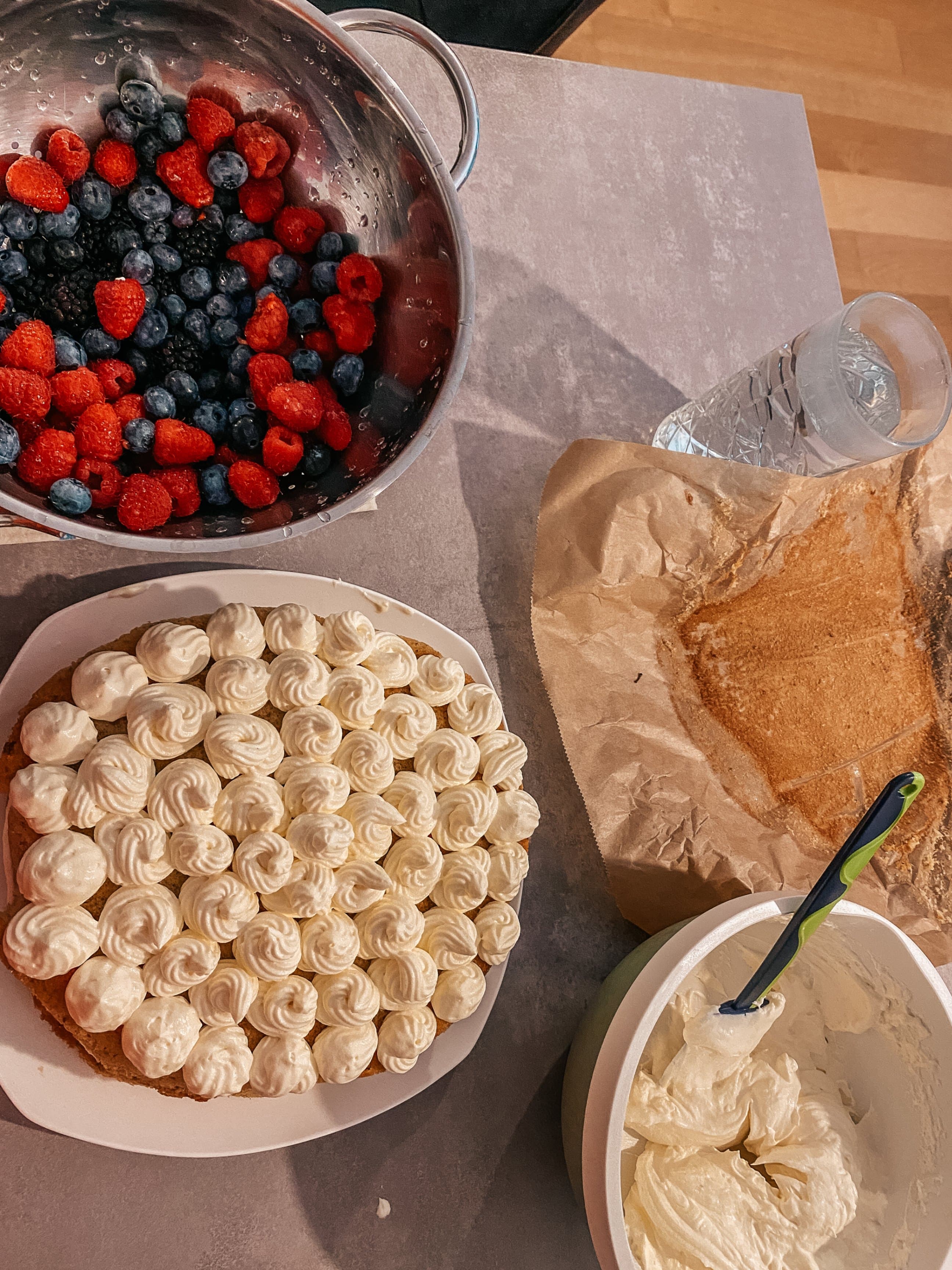 Tort śmietankowy z owocami leśnymiRecipe Image