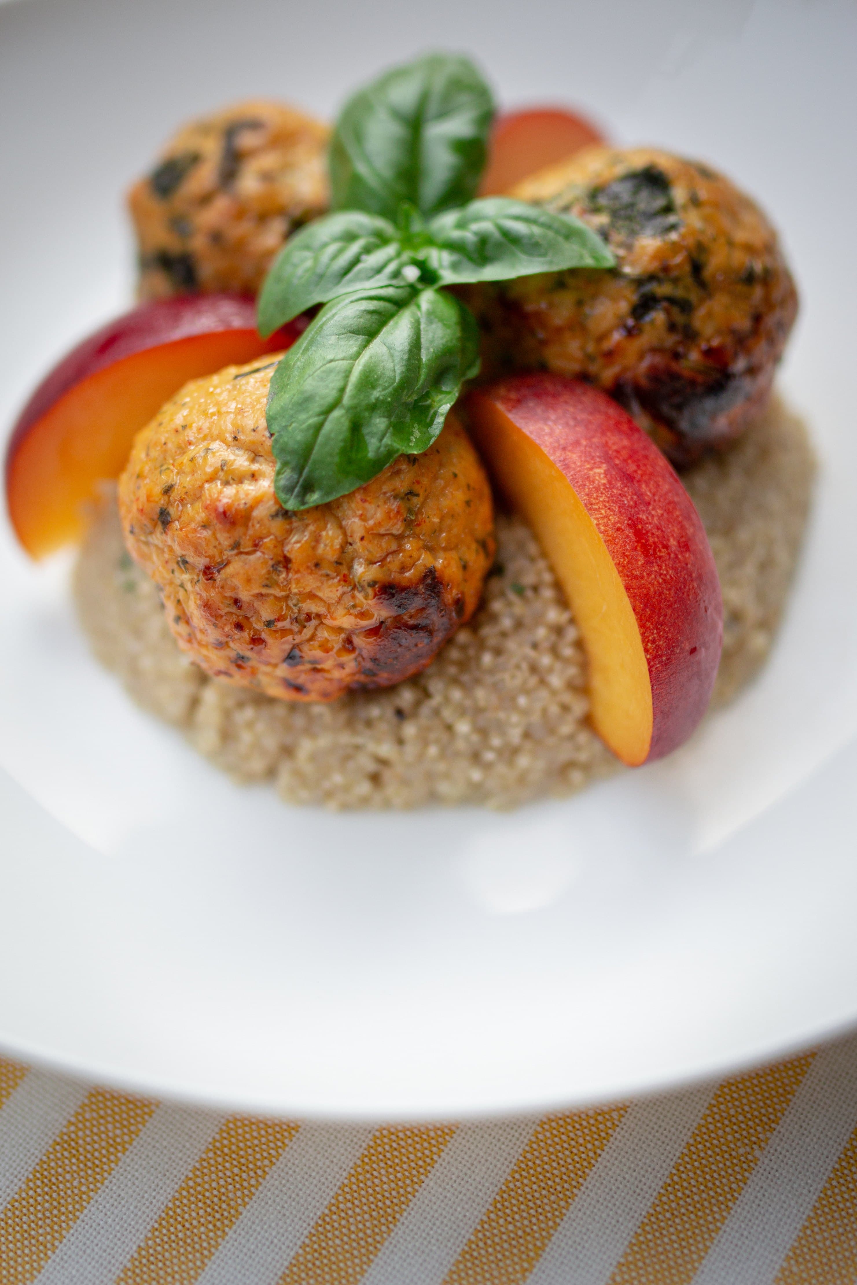Hähnchen-Fleischbällchen mit Kräuter-Quinoa und PfirsichenRecipe Image