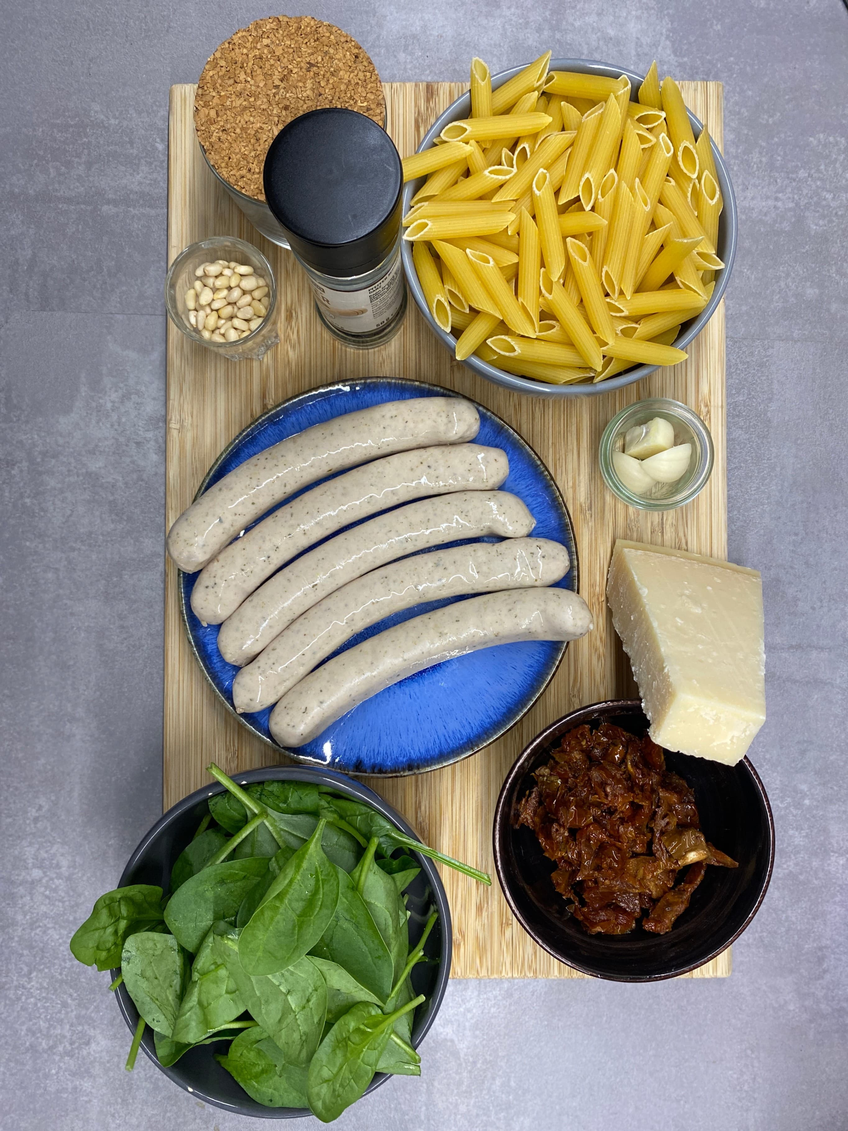 Pożywne Penne z Kiełbasą, Szpinakiem i Suszonymi PomidoramiRecipe Image