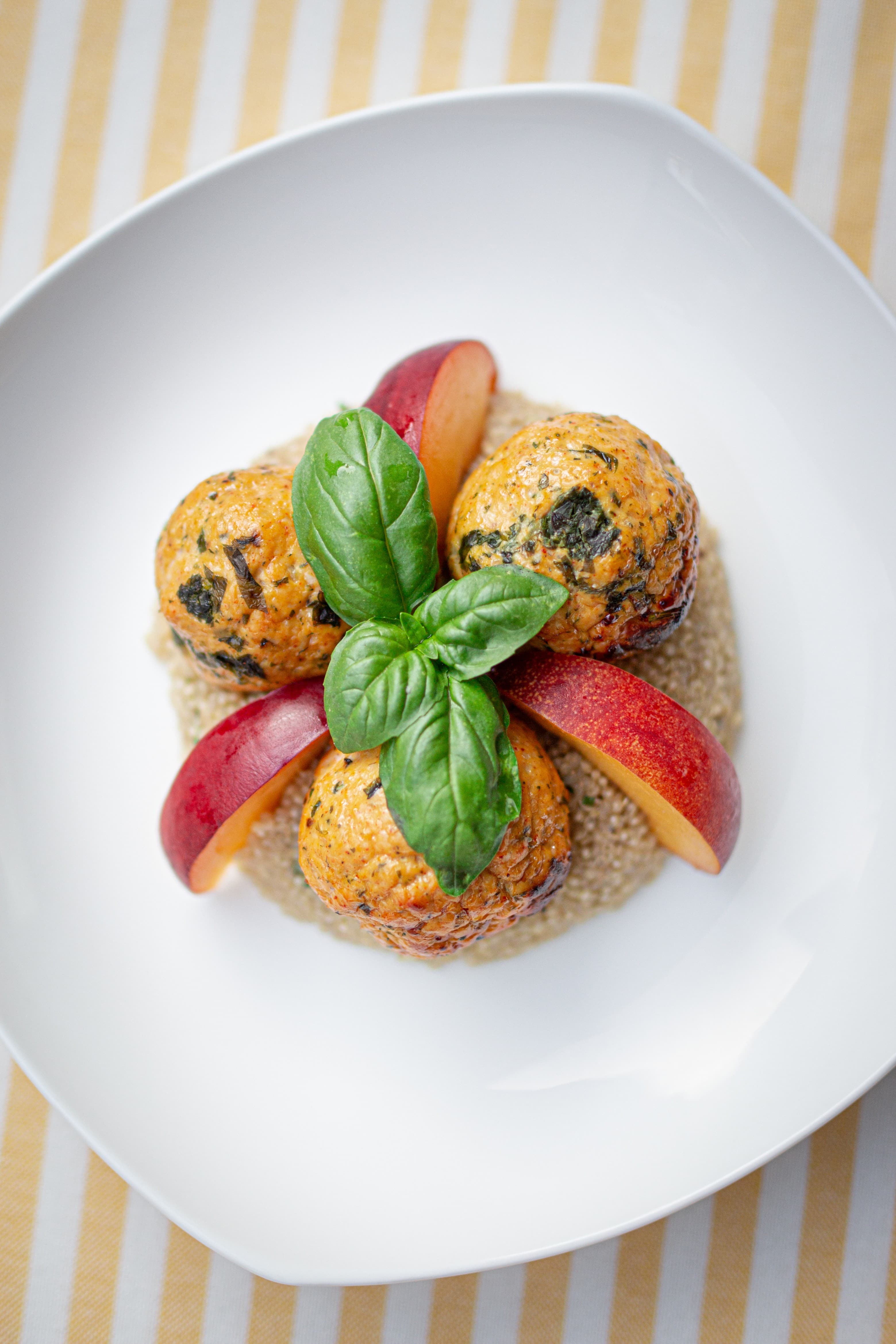 Hähnchen-Fleischbällchen mit Kräuter-Quinoa und PfirsichenRecipe Image