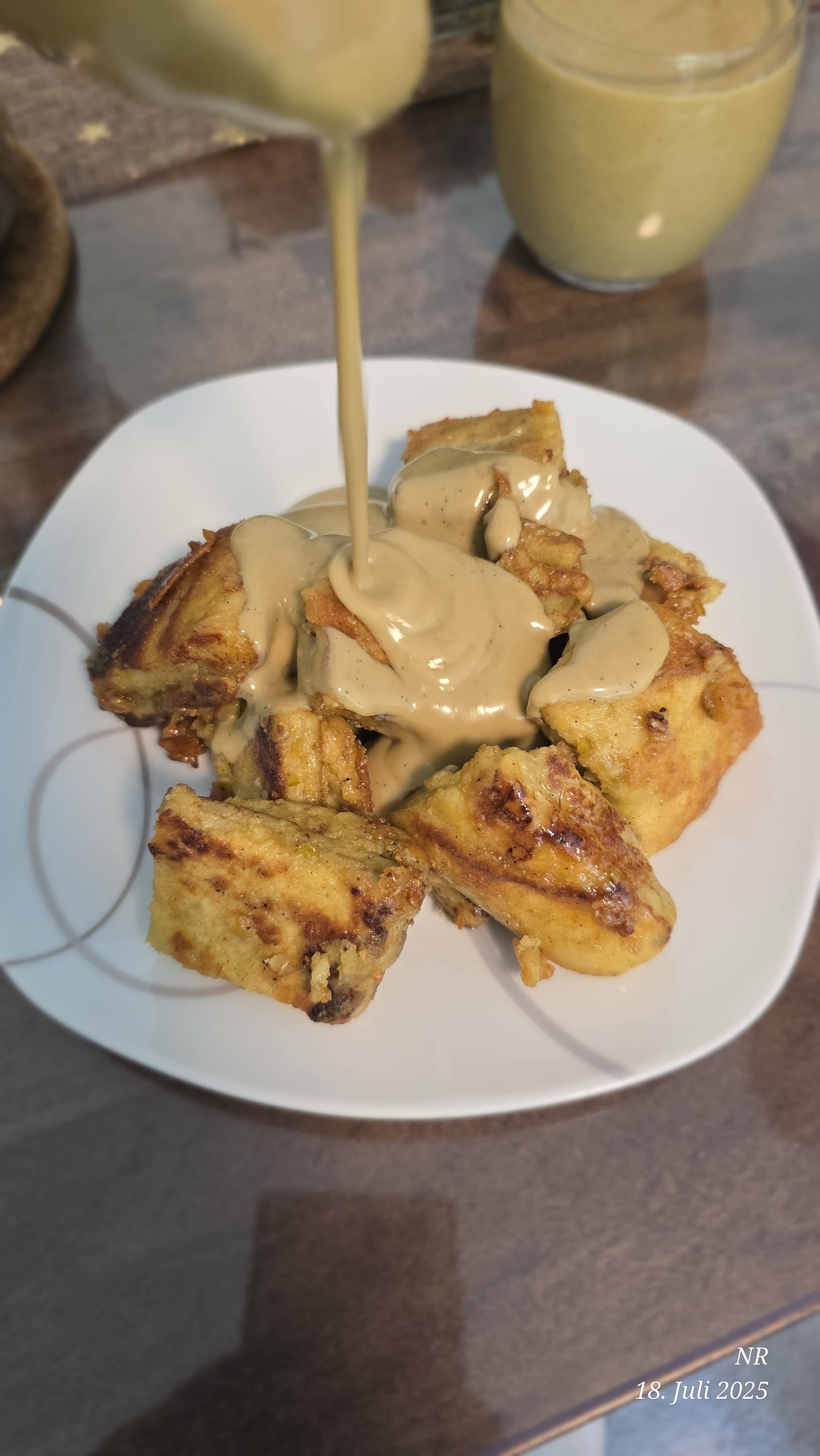 Kremige, intensiv aromatische Pistaziensoße auf Basis einer selbstgemachten Vanillesoße Recipe Image