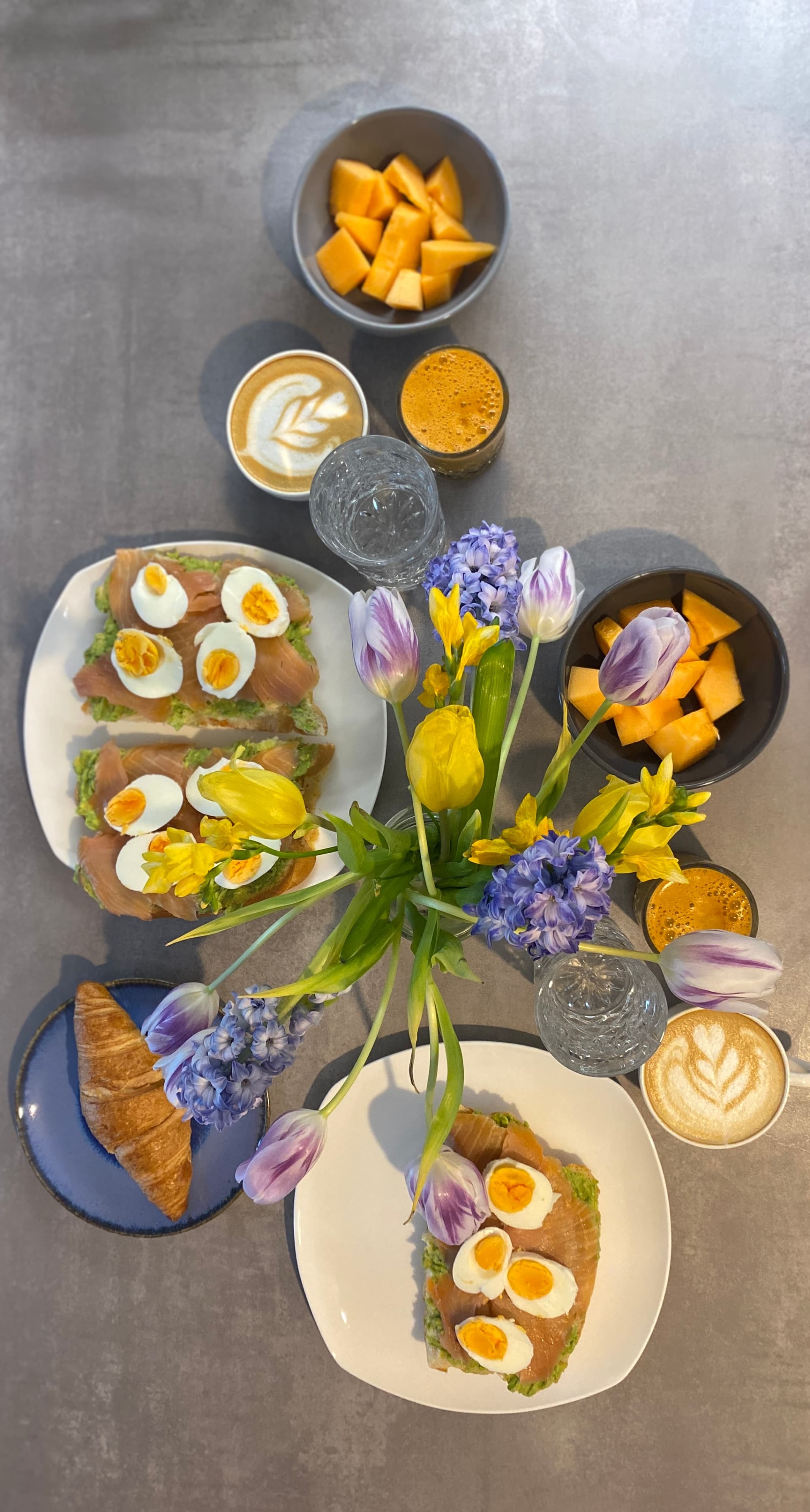 Brunch z wędzonym łososiem i awokadoRecipe Image