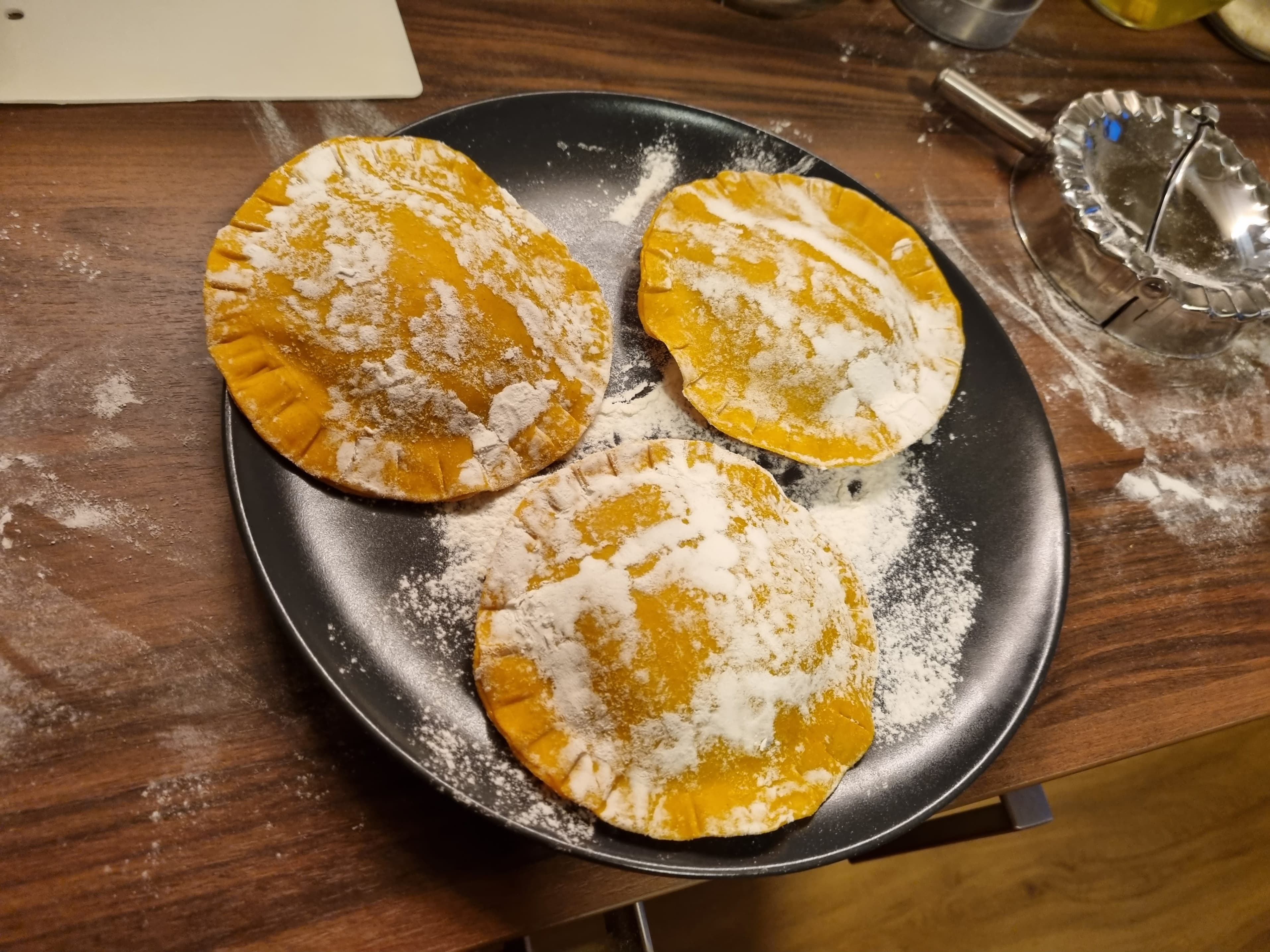 Hausgemachte Ricotta-Spinat-Ravioli mit brauner Butter Recipe Image