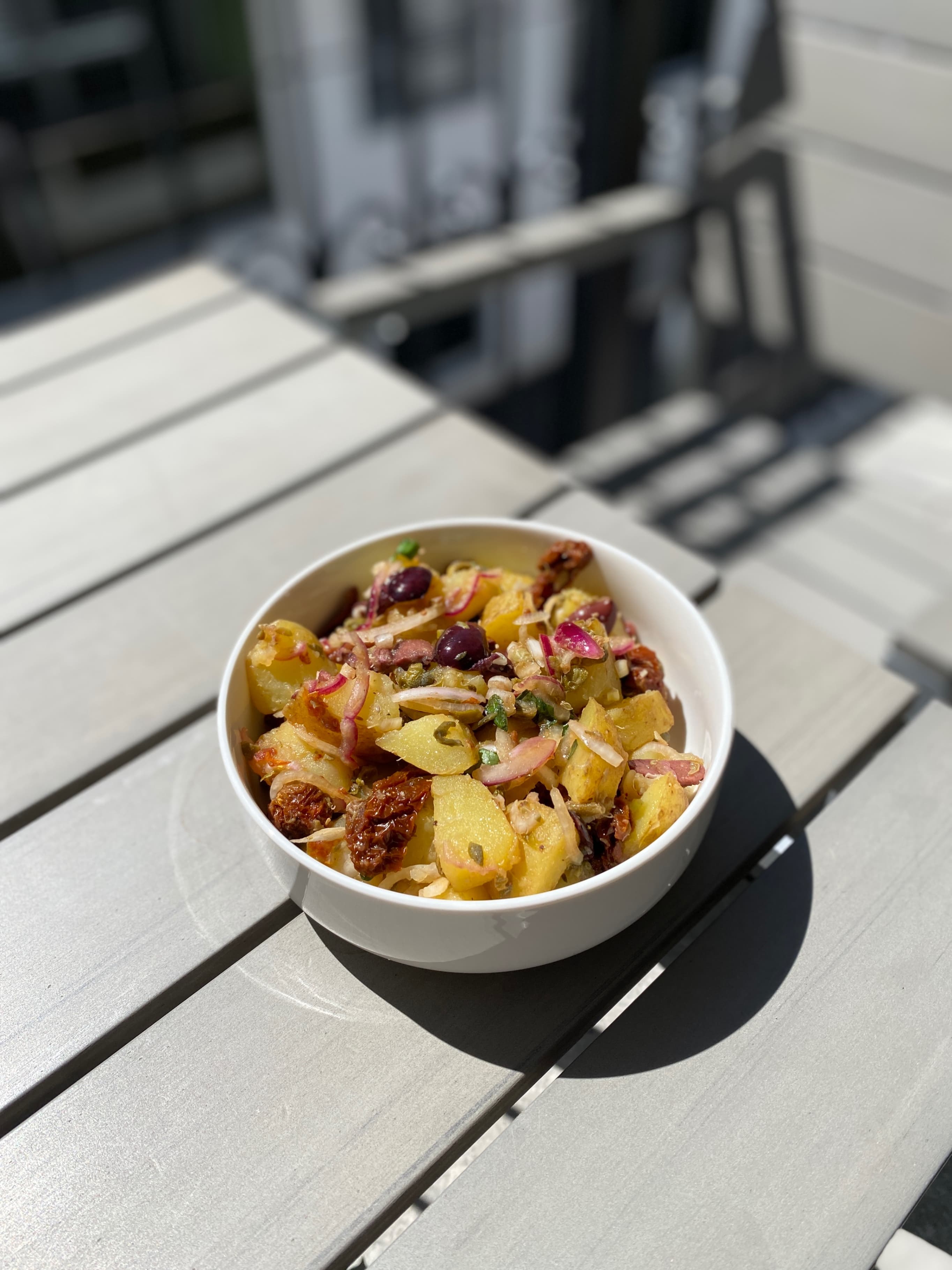 Mediterraner Kartoffelsalat mit getrockneten Tomaten und AprikosenessigRecipe Image