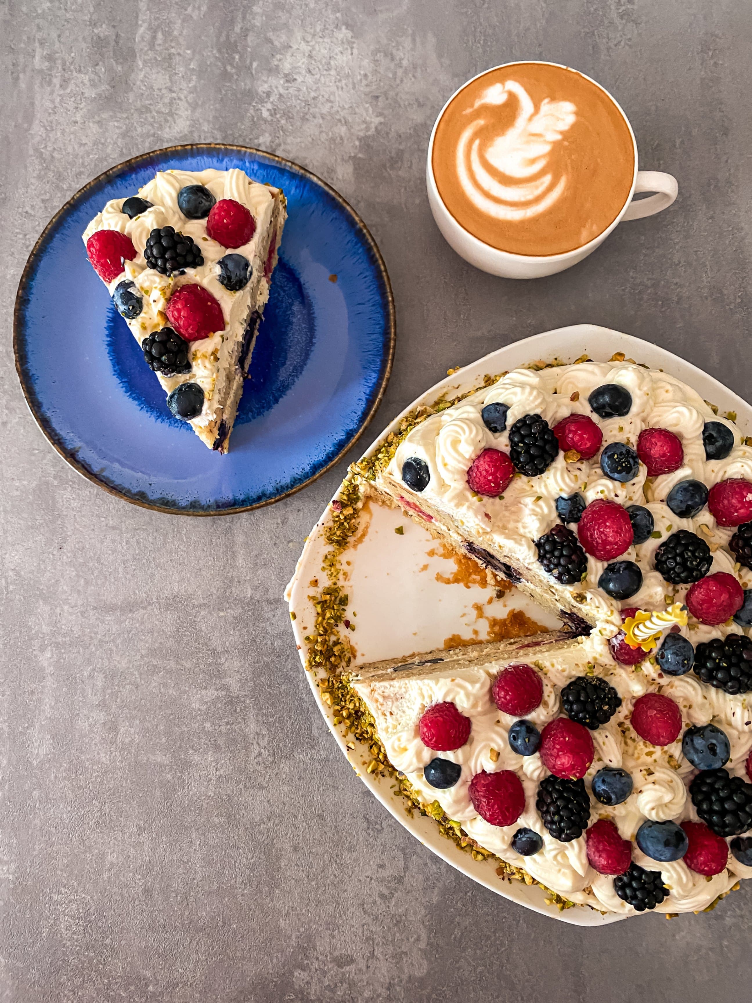 Tort śmietankowy z owocami leśnymiRecipe Image
