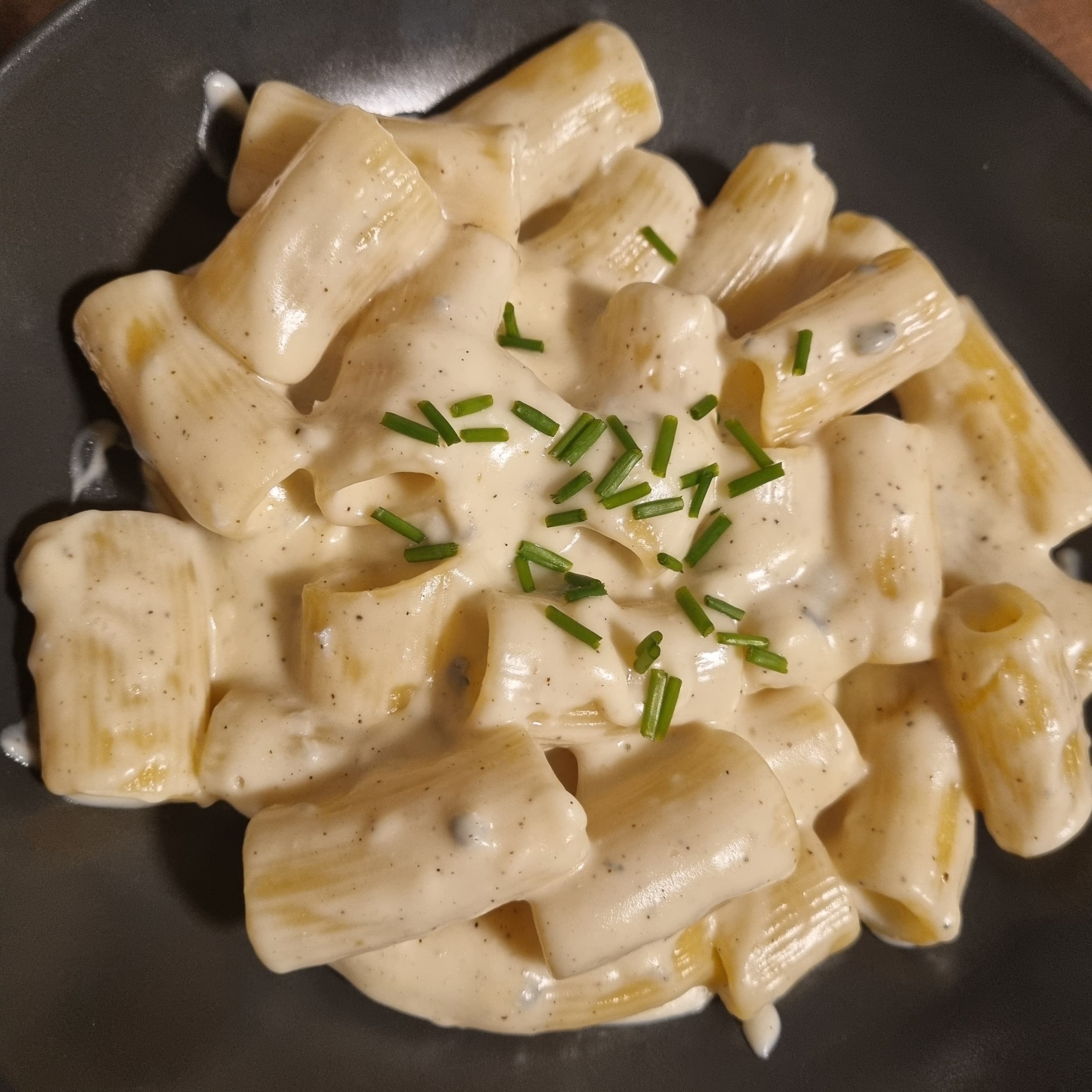 Cremige Penne mit dreifacher Käsesoße: Gorgonzola und Parmesan Recipe Image