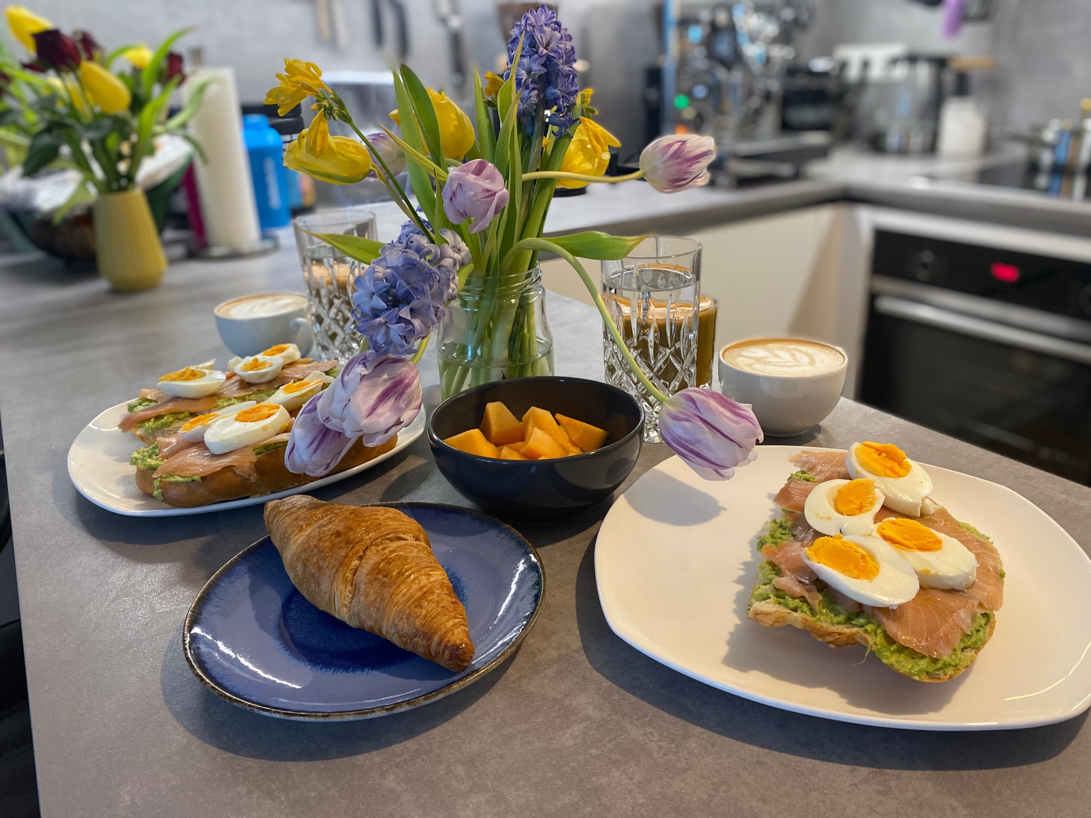 Brunch z wędzonym łososiem i awokadoRecipe Image