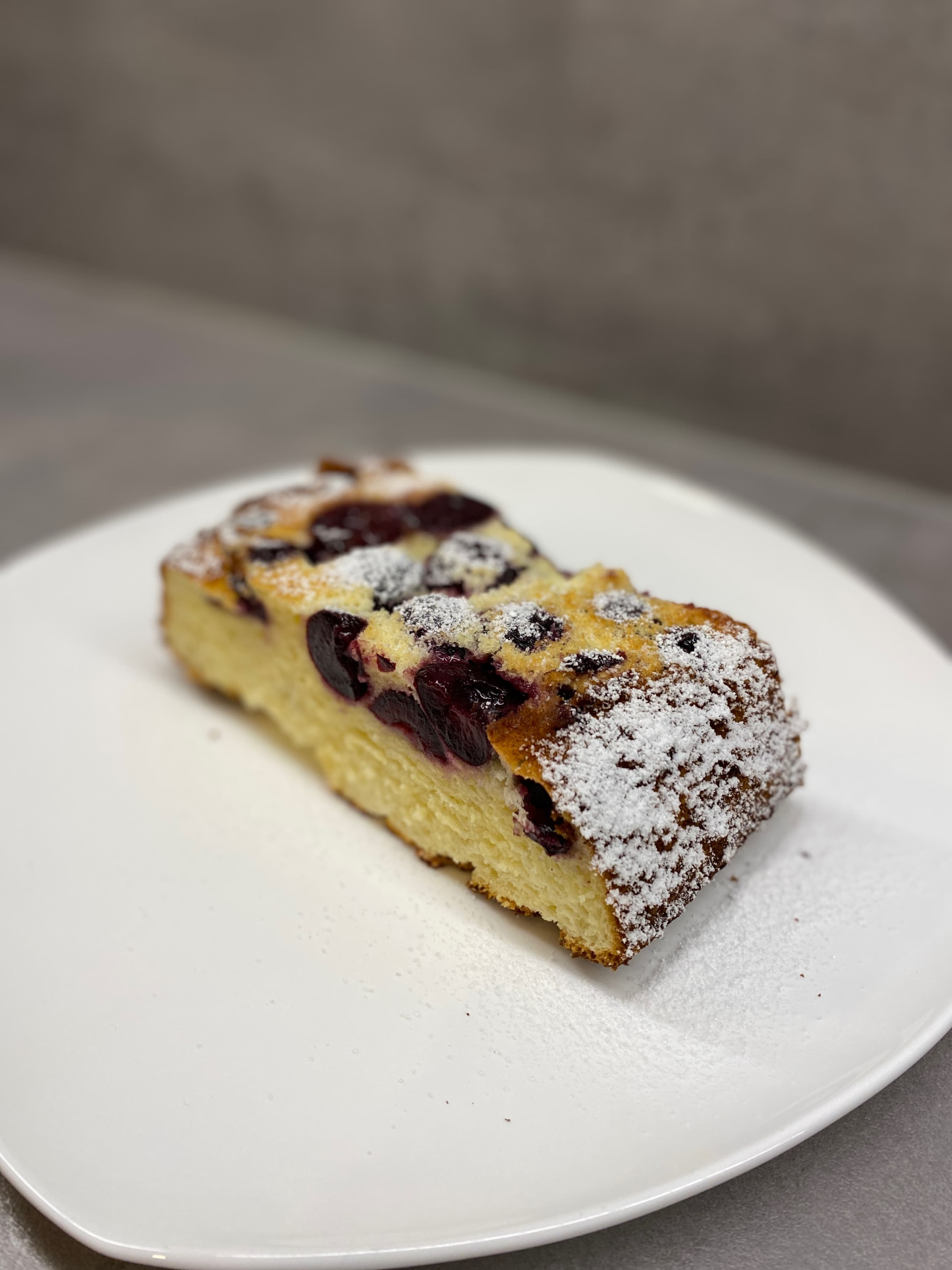 Pastel Esponjoso de CerezasRecipe Image