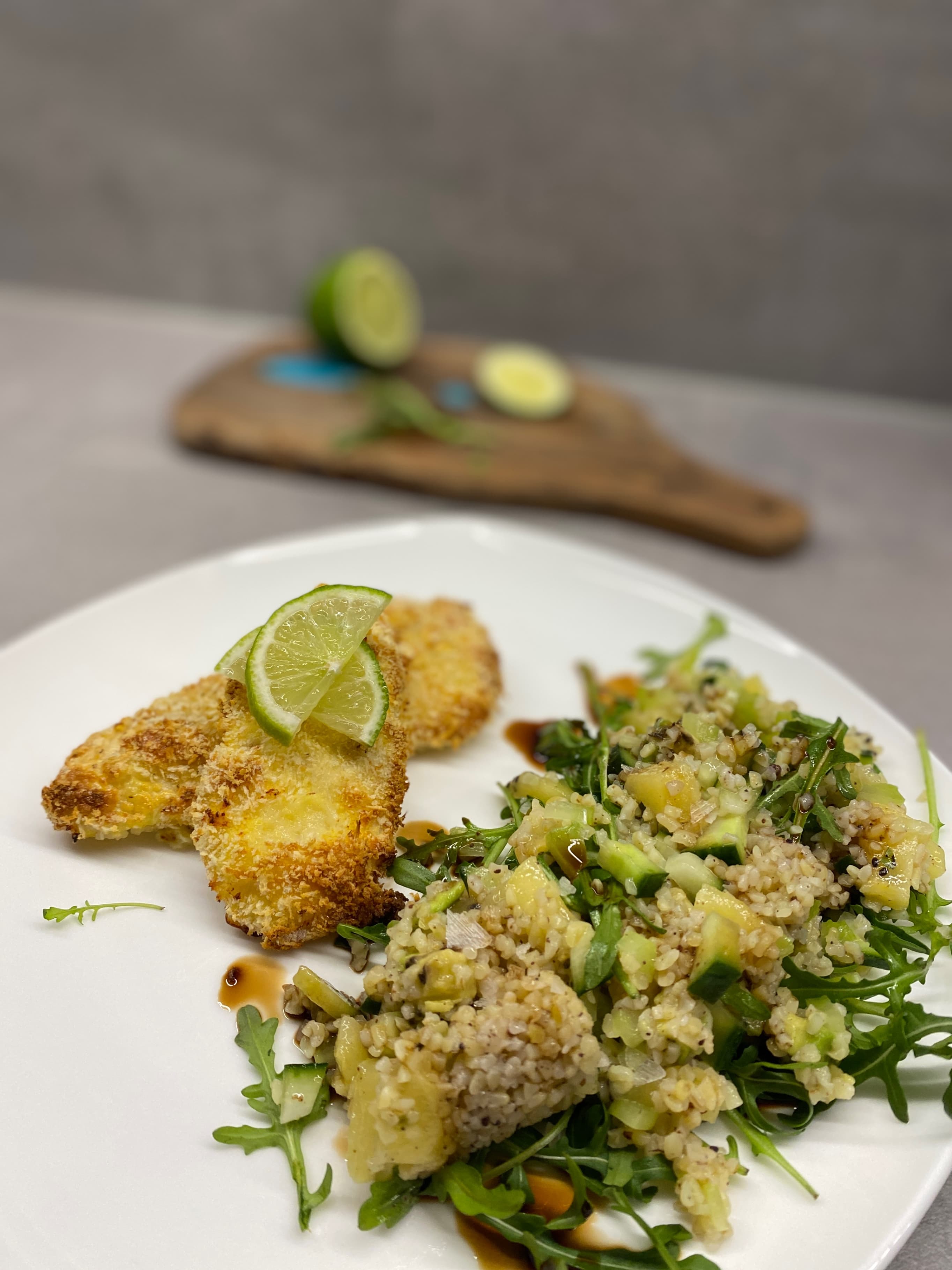 Knuspriges Hähnchen mit Bulgur-Kiwi-Salat Recipe Image