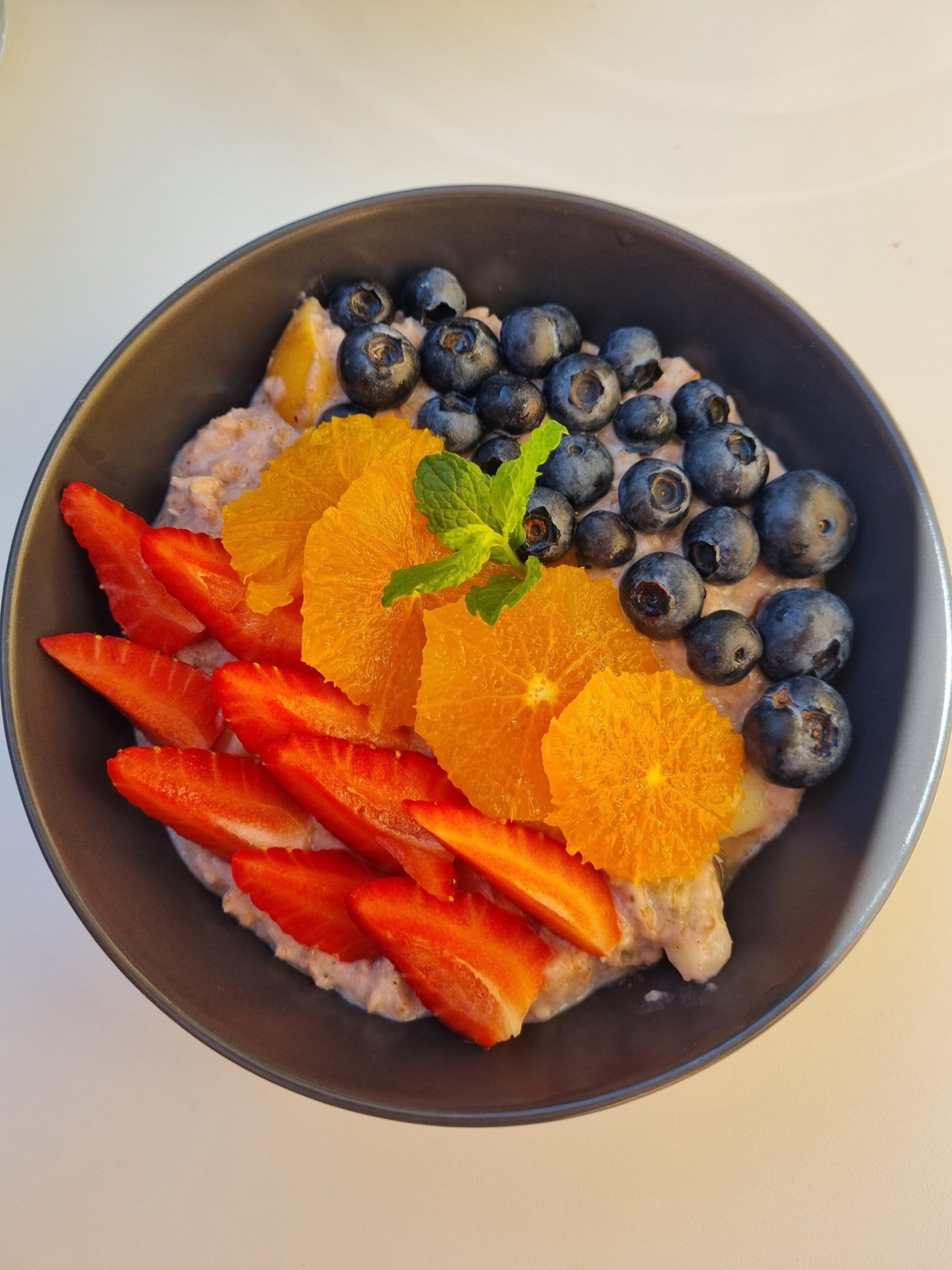 Owsianka truskawkowa z owocamiRecipe Image