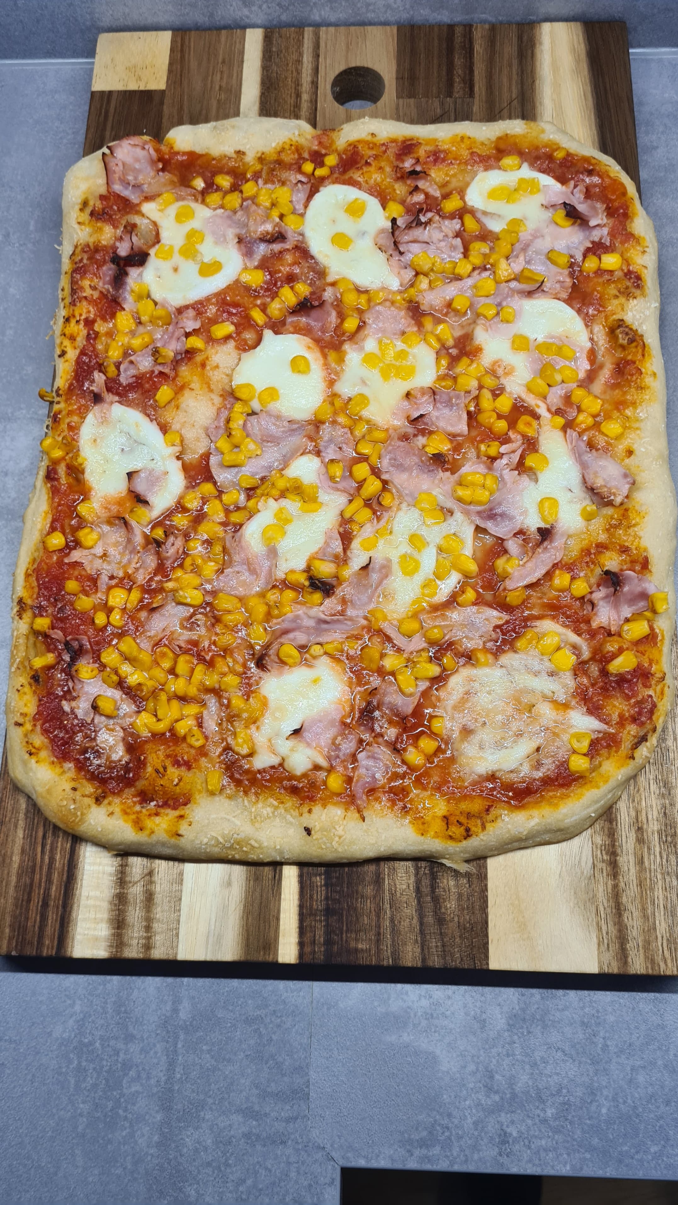 Pizza en plaque pour les fêtes (2 plateaux) Recipe Image