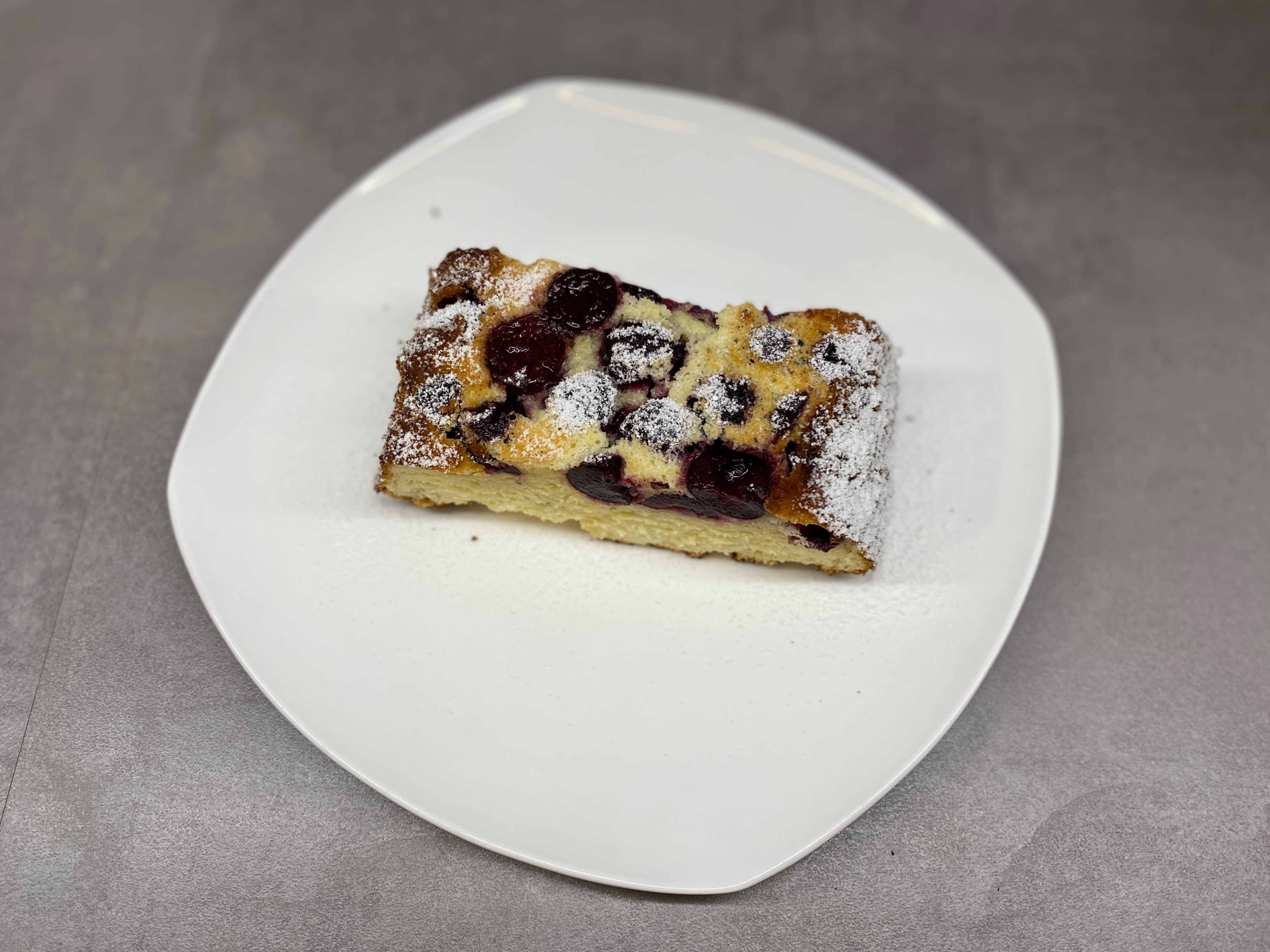 Pastel Esponjoso de CerezasRecipe Image