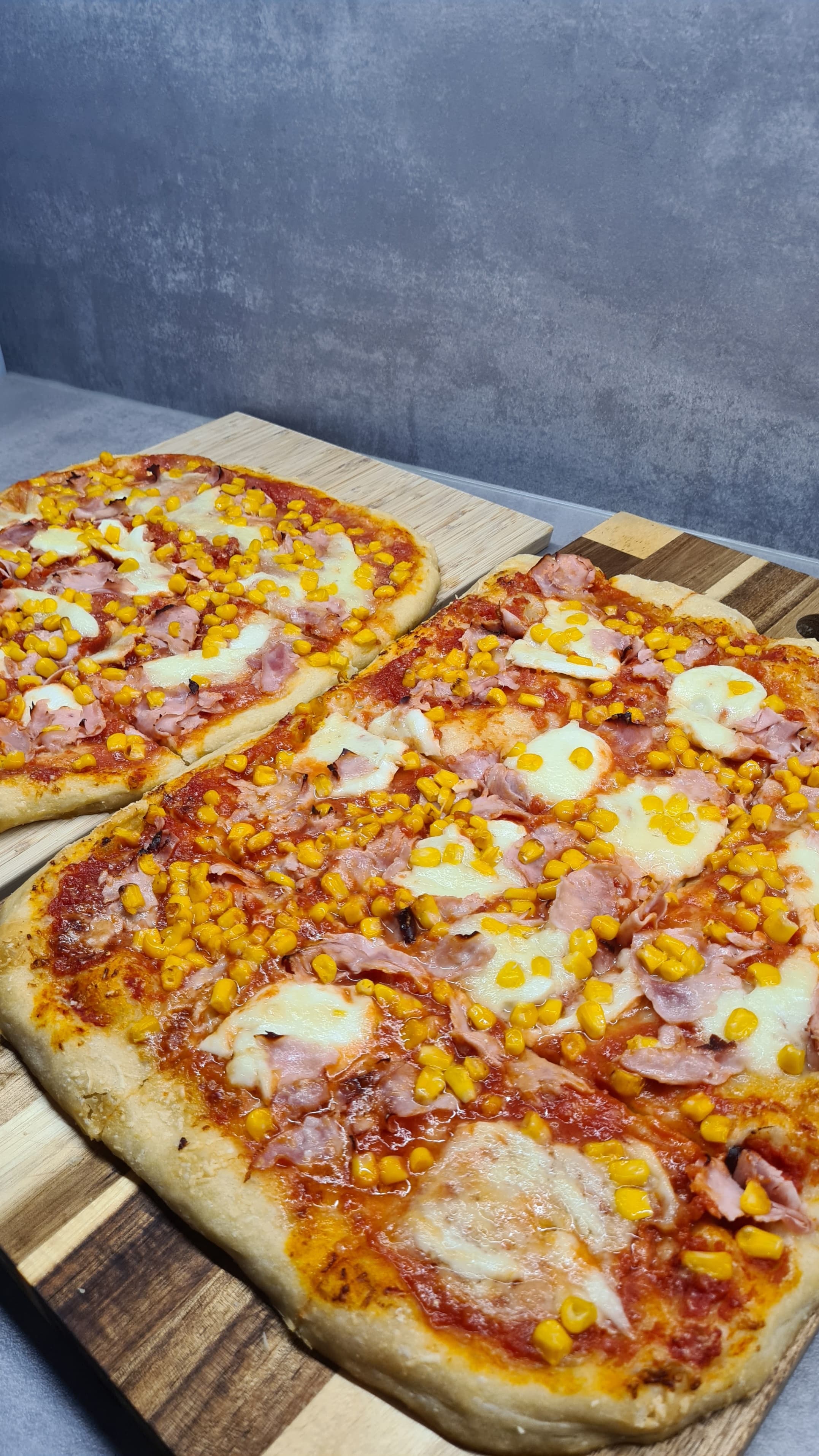 Pizza en plaque pour les fêtes (2 plateaux) Recipe Image