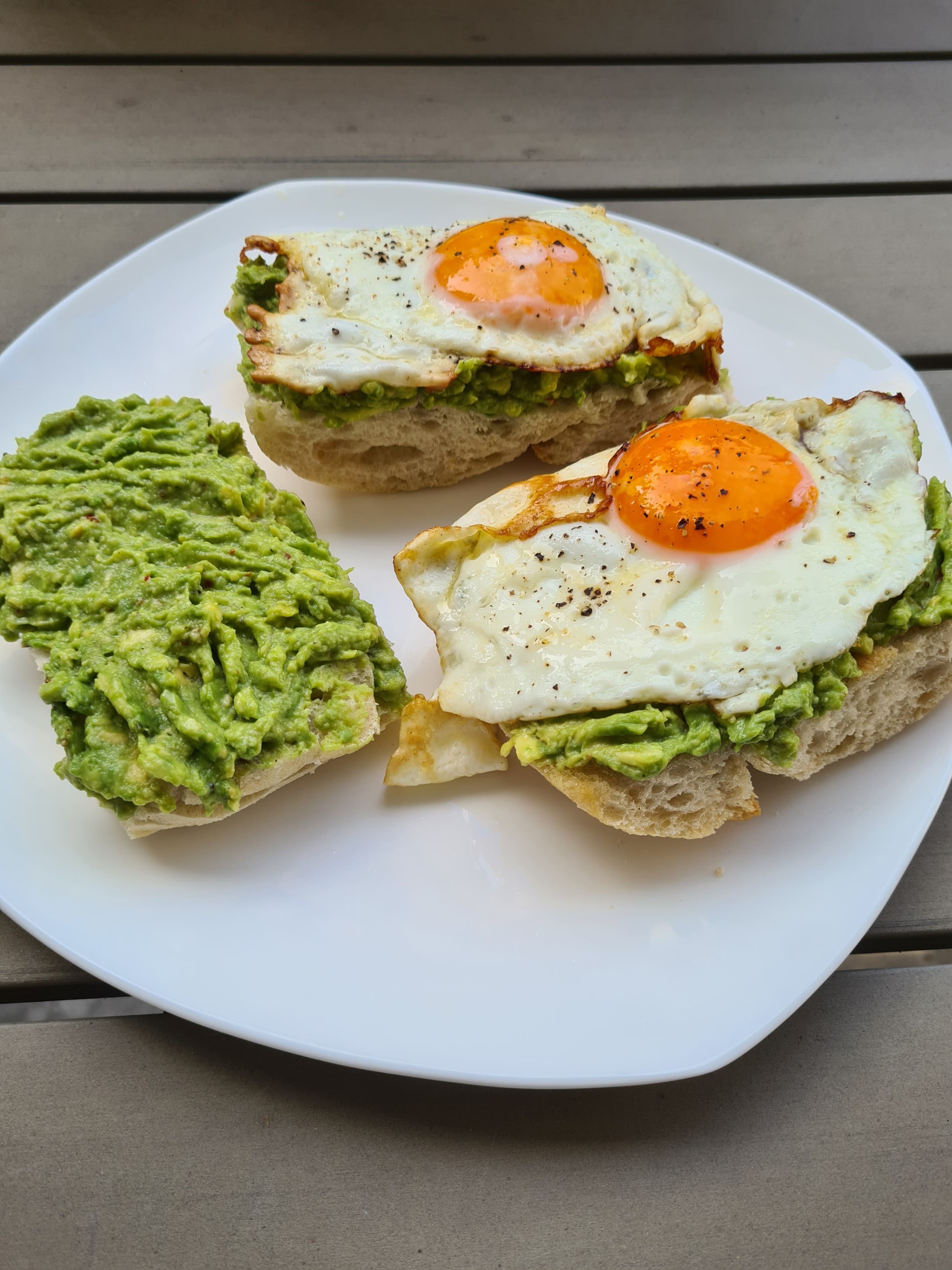 Sándwich de Huevo Frito y AguacateRecipe Image