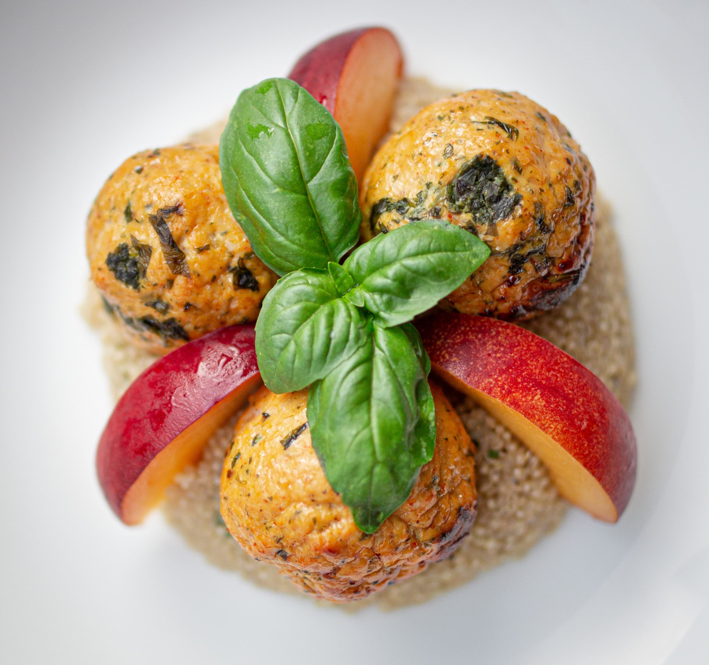 Hähnchen-Fleischbällchen mit Kräuter-Quinoa und PfirsichenRecipe Image