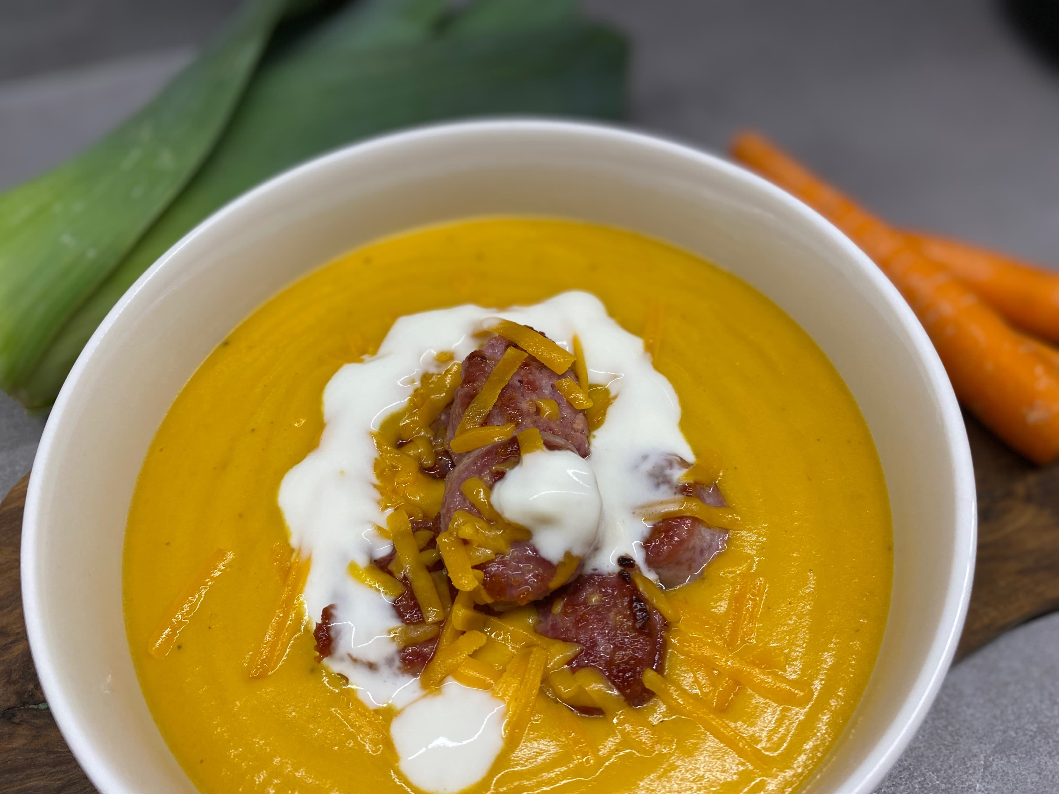 Супа от моркови с чедър и салсича Recipe Image