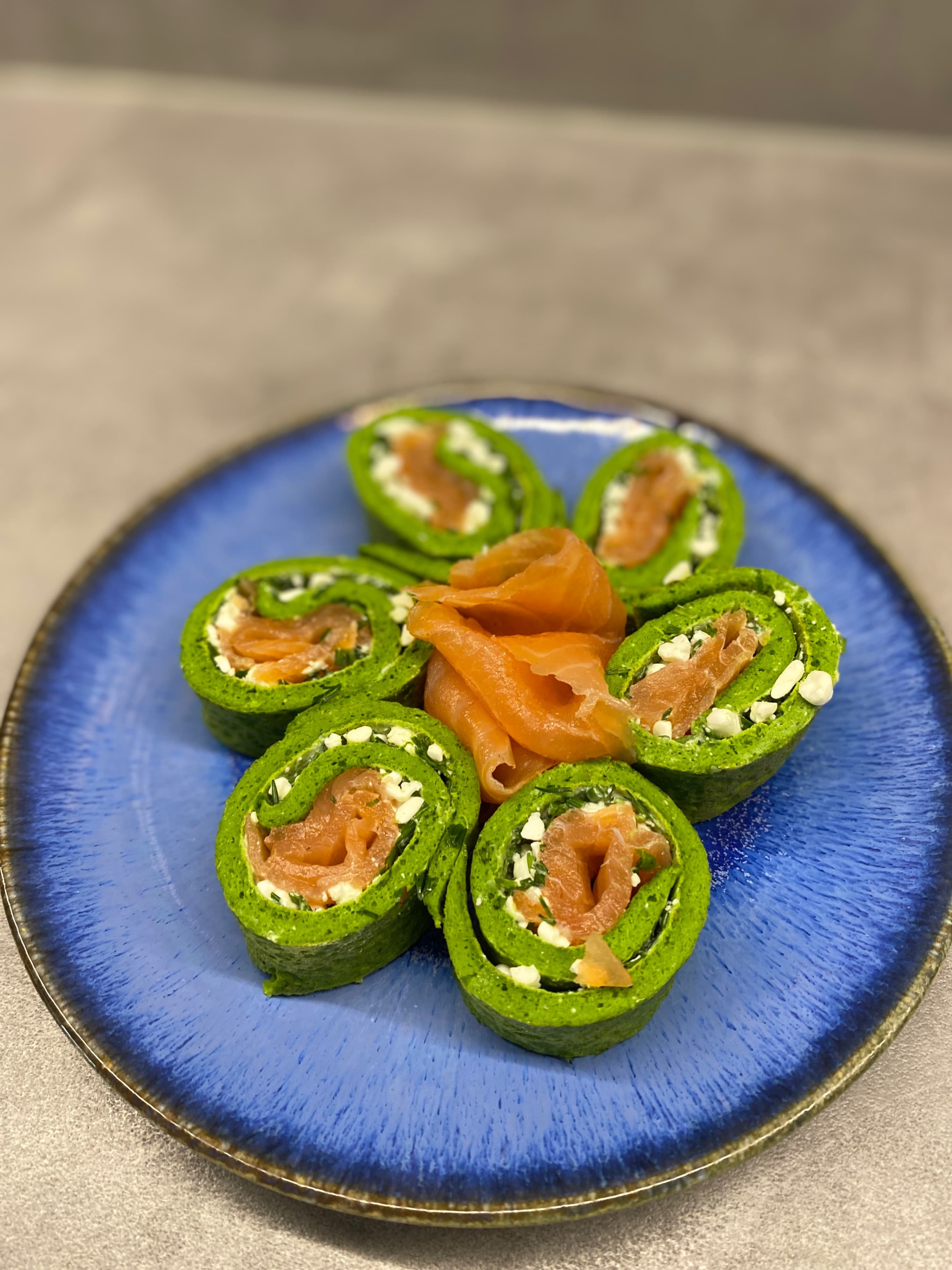 Tortitas Súper Verdes con Salmón Ahumado y Requesón Recipe Image