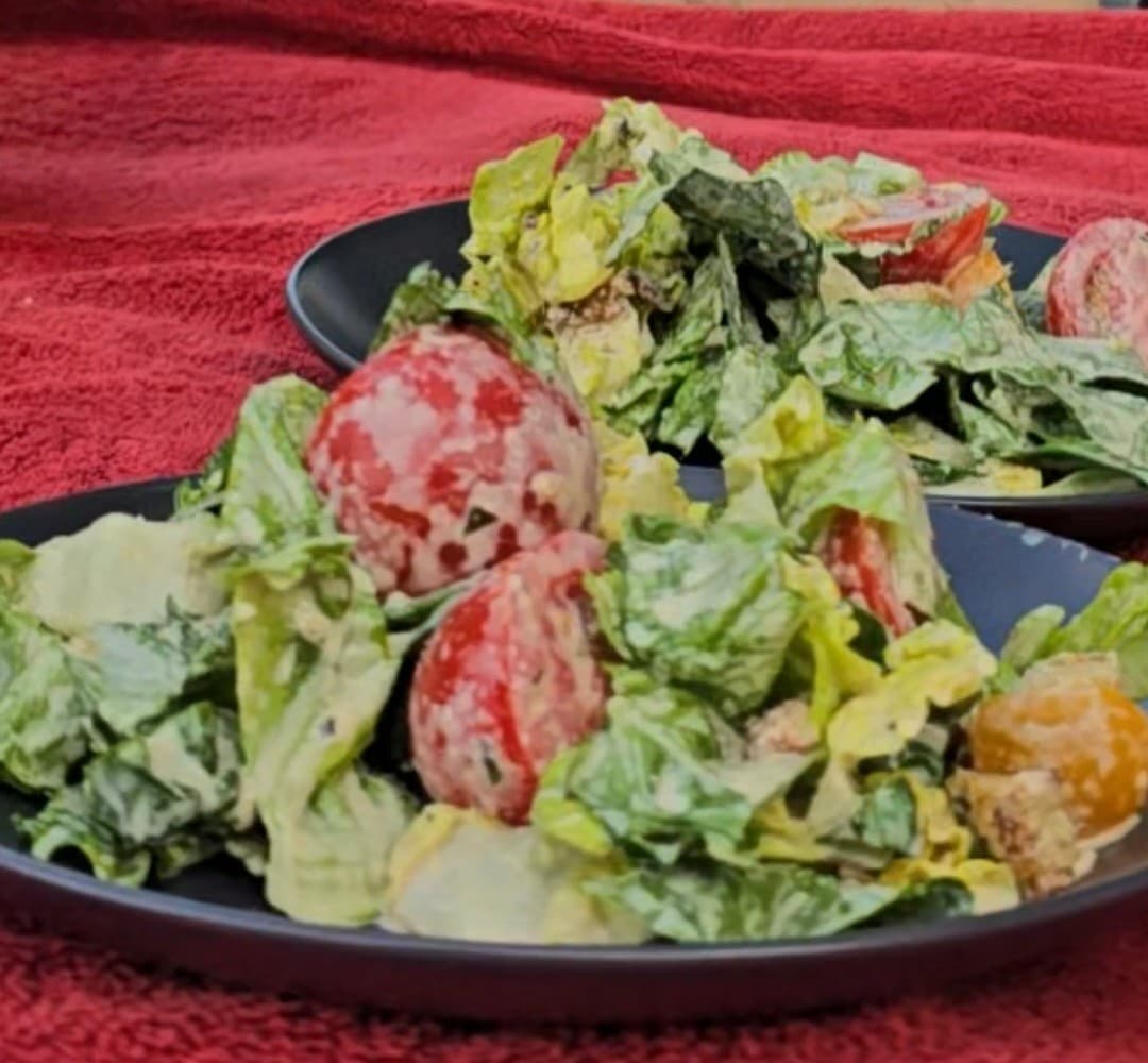 Caesar Salat mit Paniertem Hähnchen Recipe Image