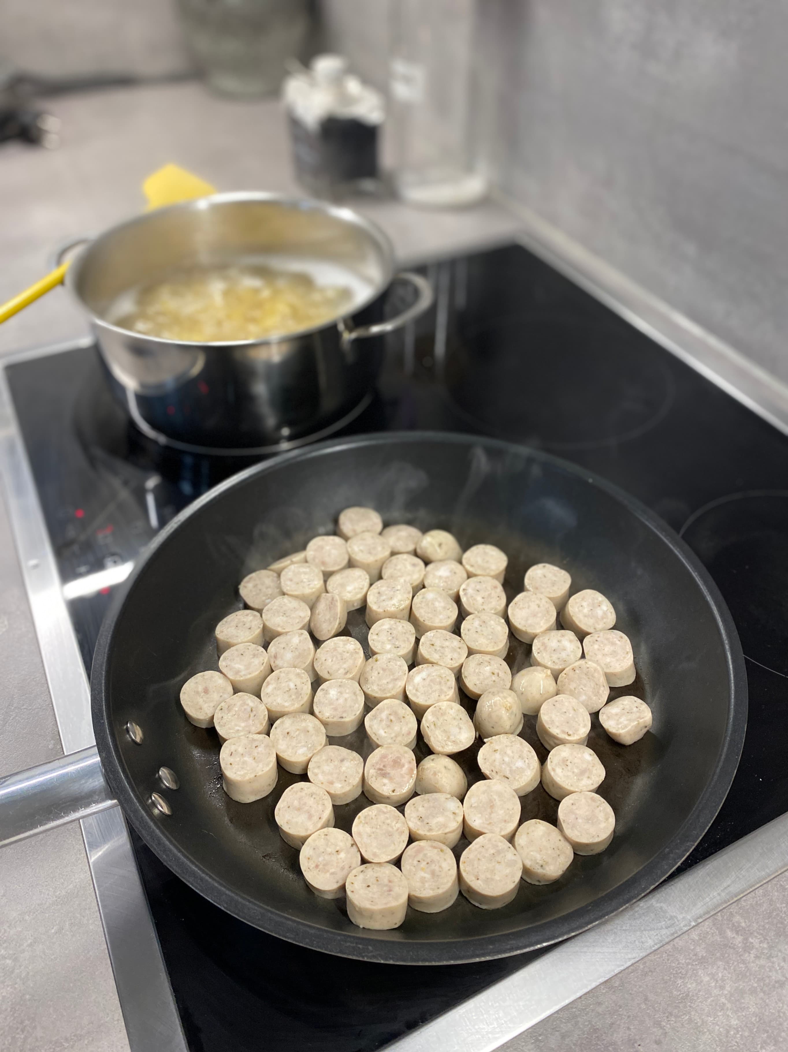 Pożywne Penne z Kiełbasą, Szpinakiem i Suszonymi PomidoramiRecipe Image