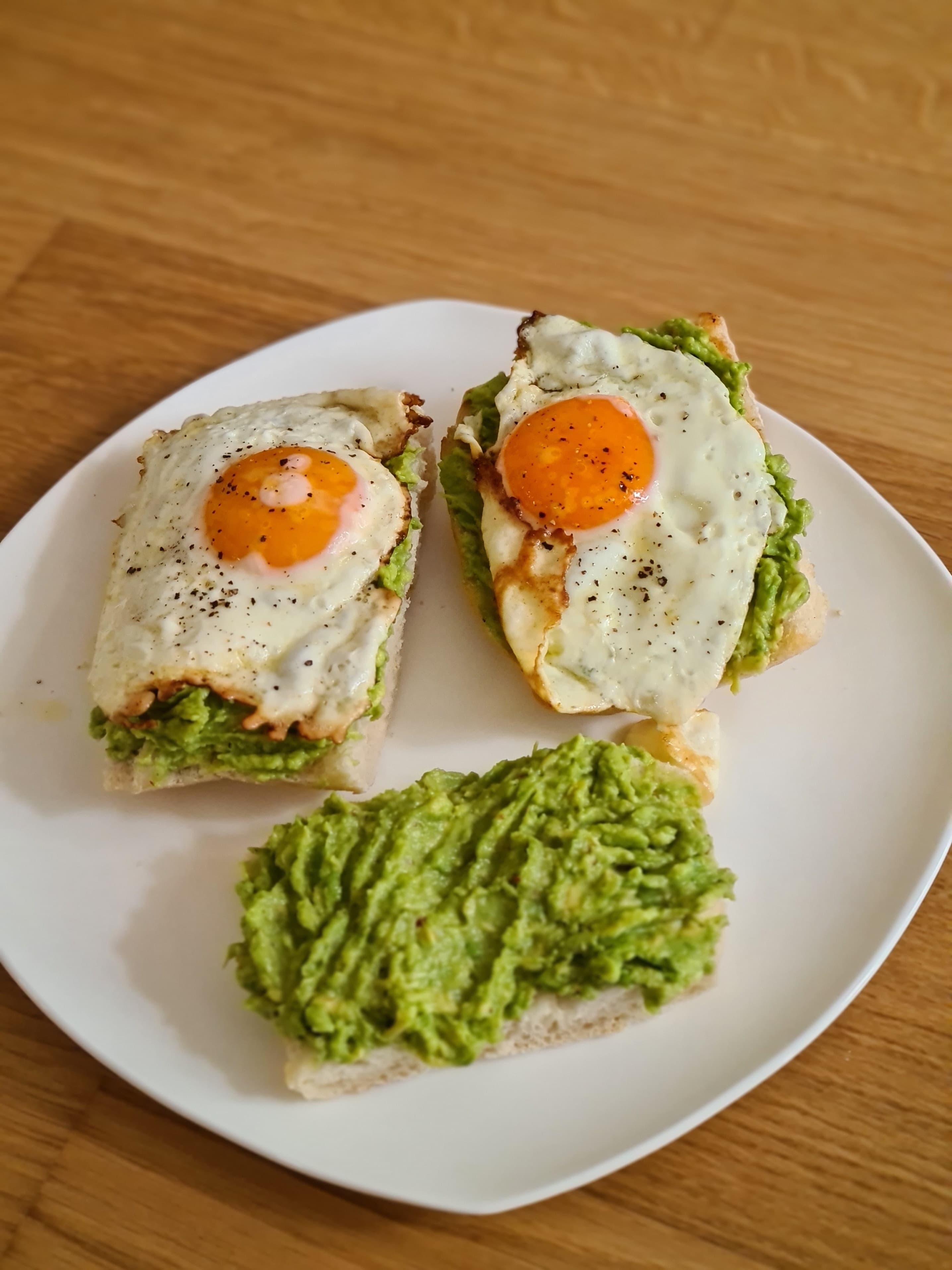Sándwich de Huevo Frito y AguacateRecipe Image