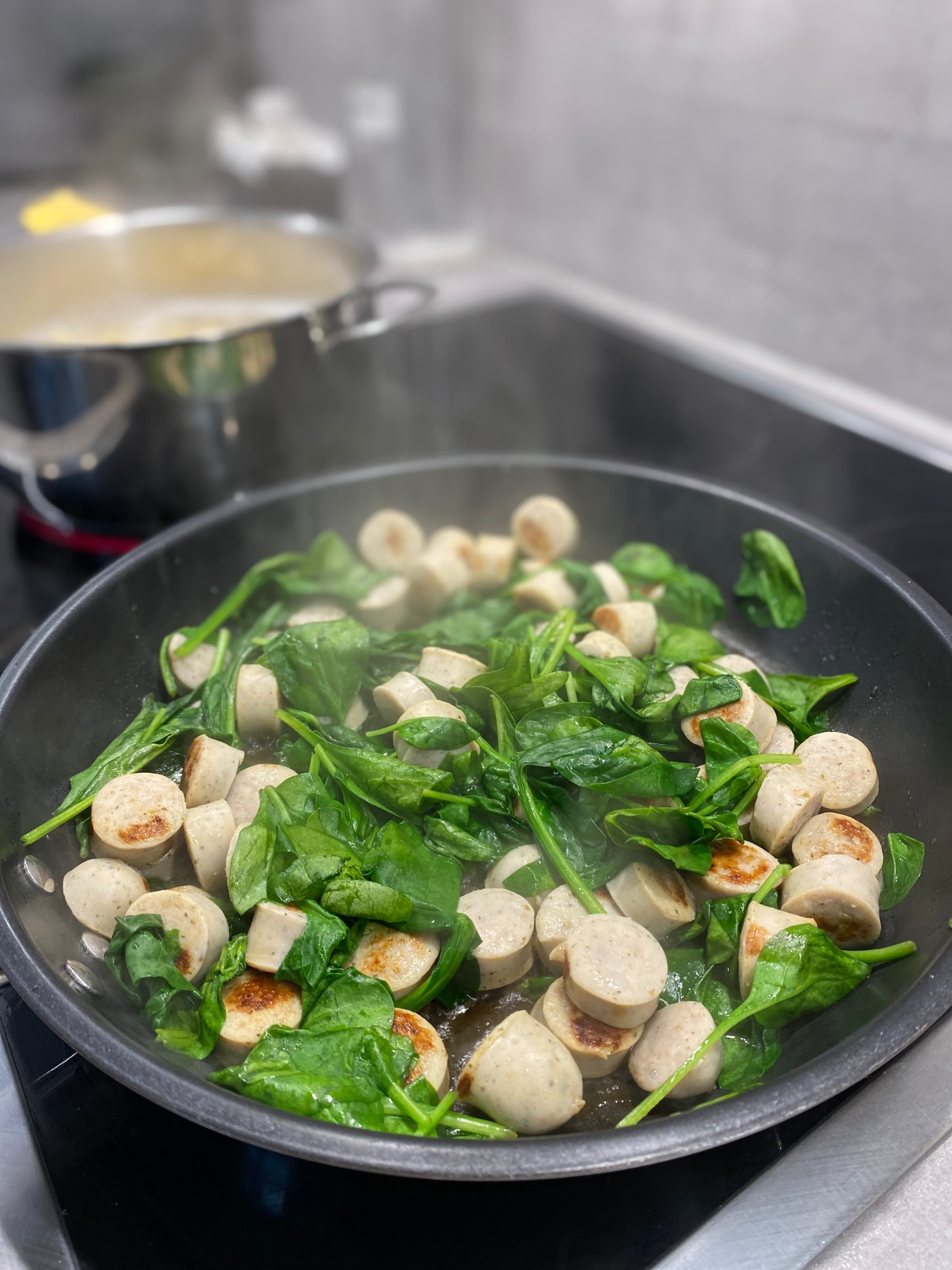 Pożywne Penne z Kiełbasą, Szpinakiem i Suszonymi PomidoramiRecipe Image