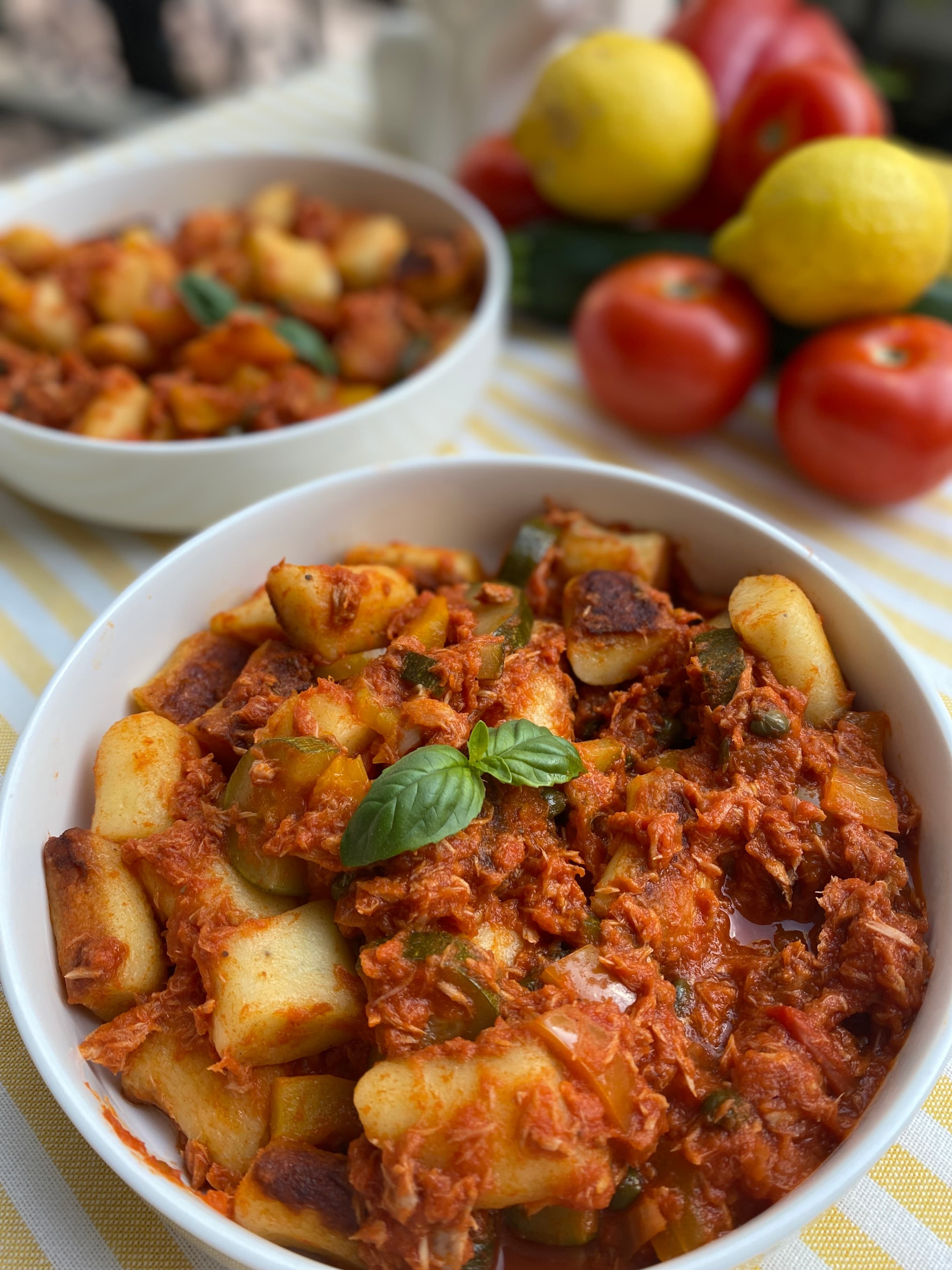 Knusprige Gnocchi mit Thunfisch und Tomaten-Gemüse-SoßeRecipe Image