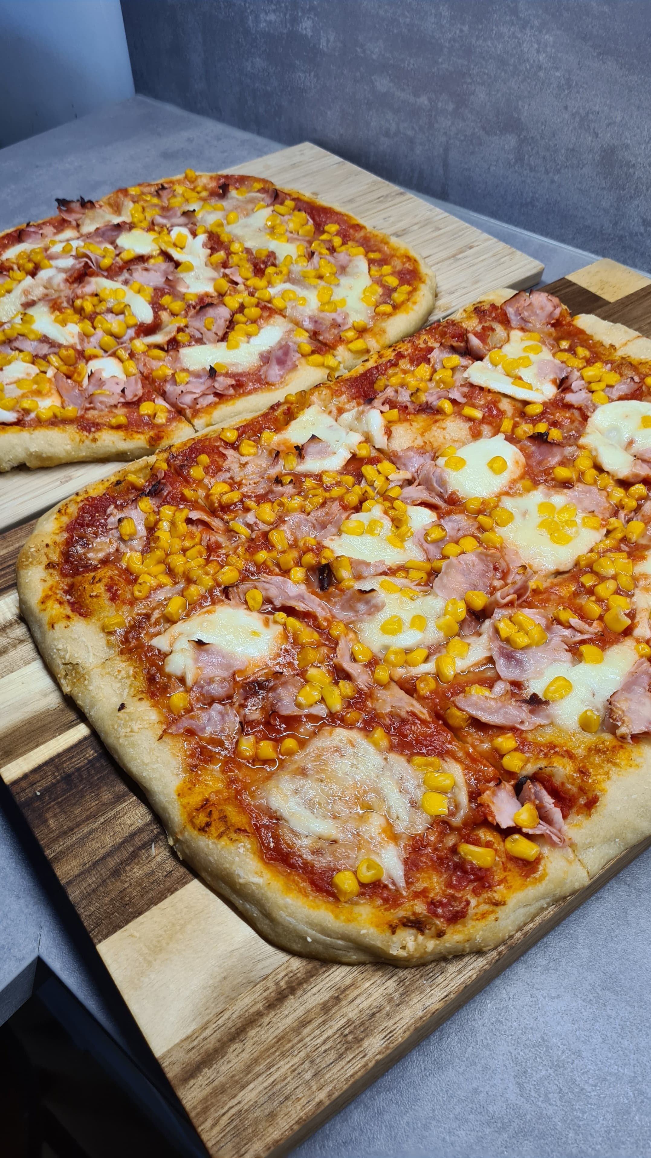 Pizza en plaque pour les fêtes (2 plateaux) Recipe Image