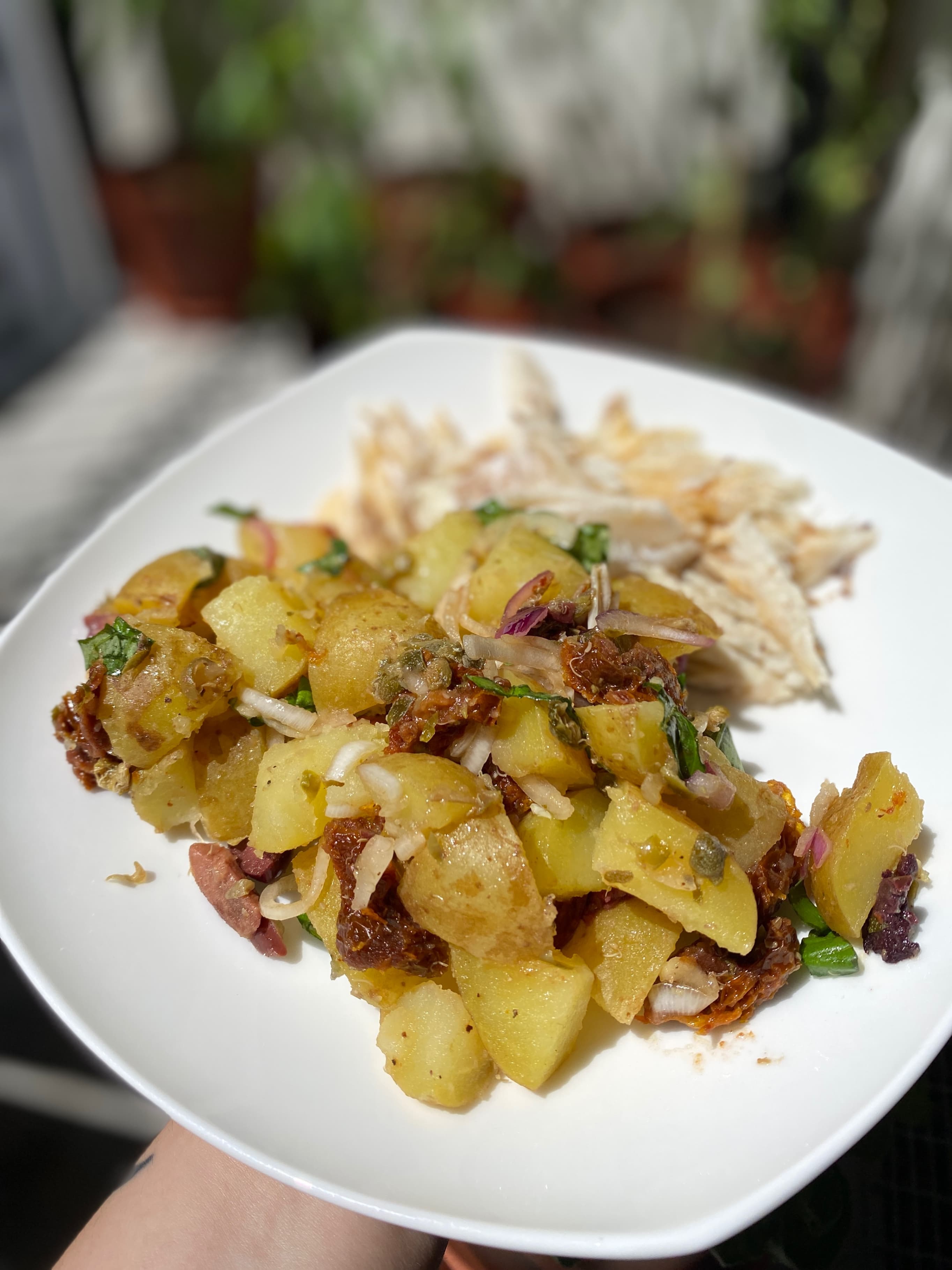 Mediterraner Kartoffelsalat mit getrockneten Tomaten und AprikosenessigRecipe Image