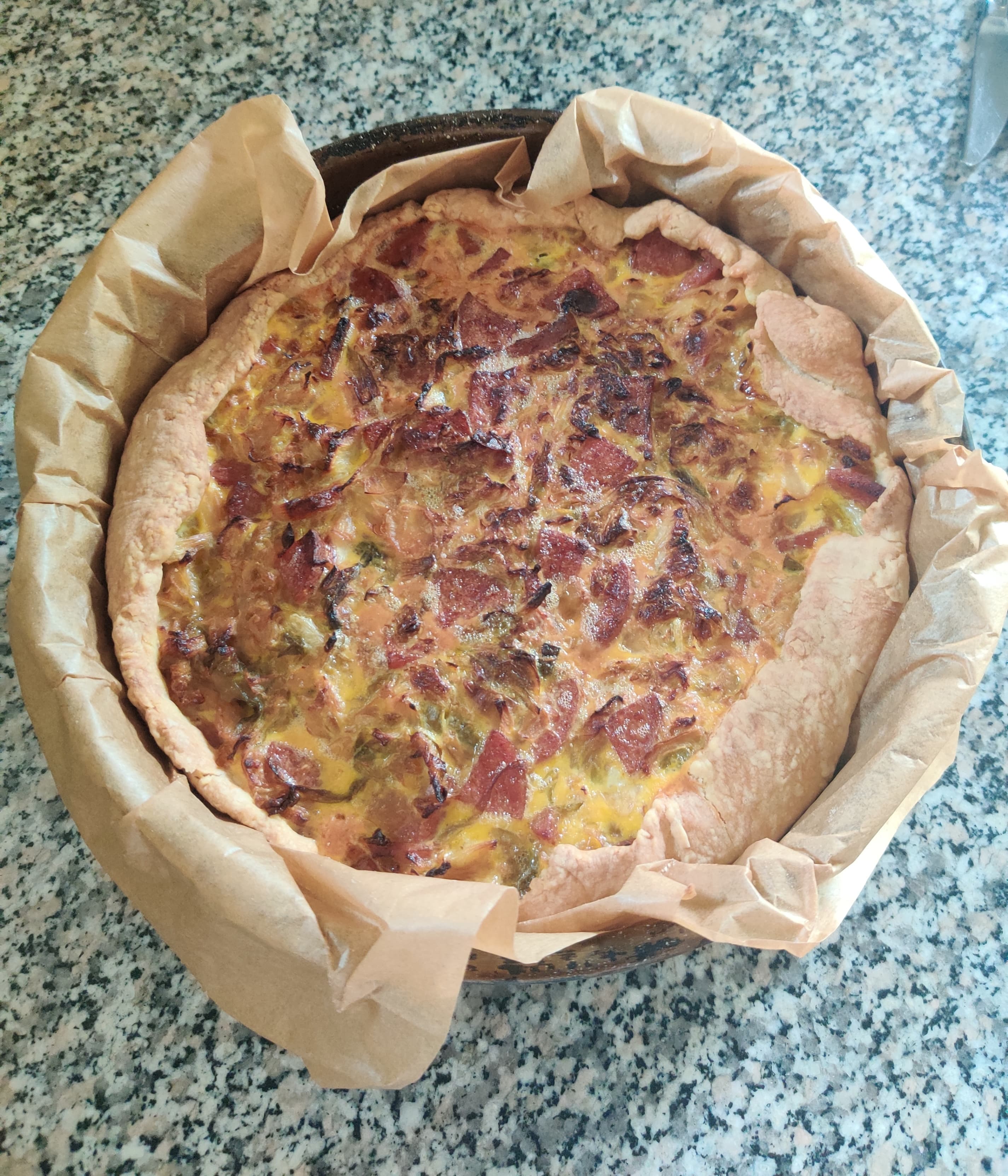 Handgemachte herzhafte Tarte mit geschmortem Weißkohl und Pökelfleisch Recipe Image