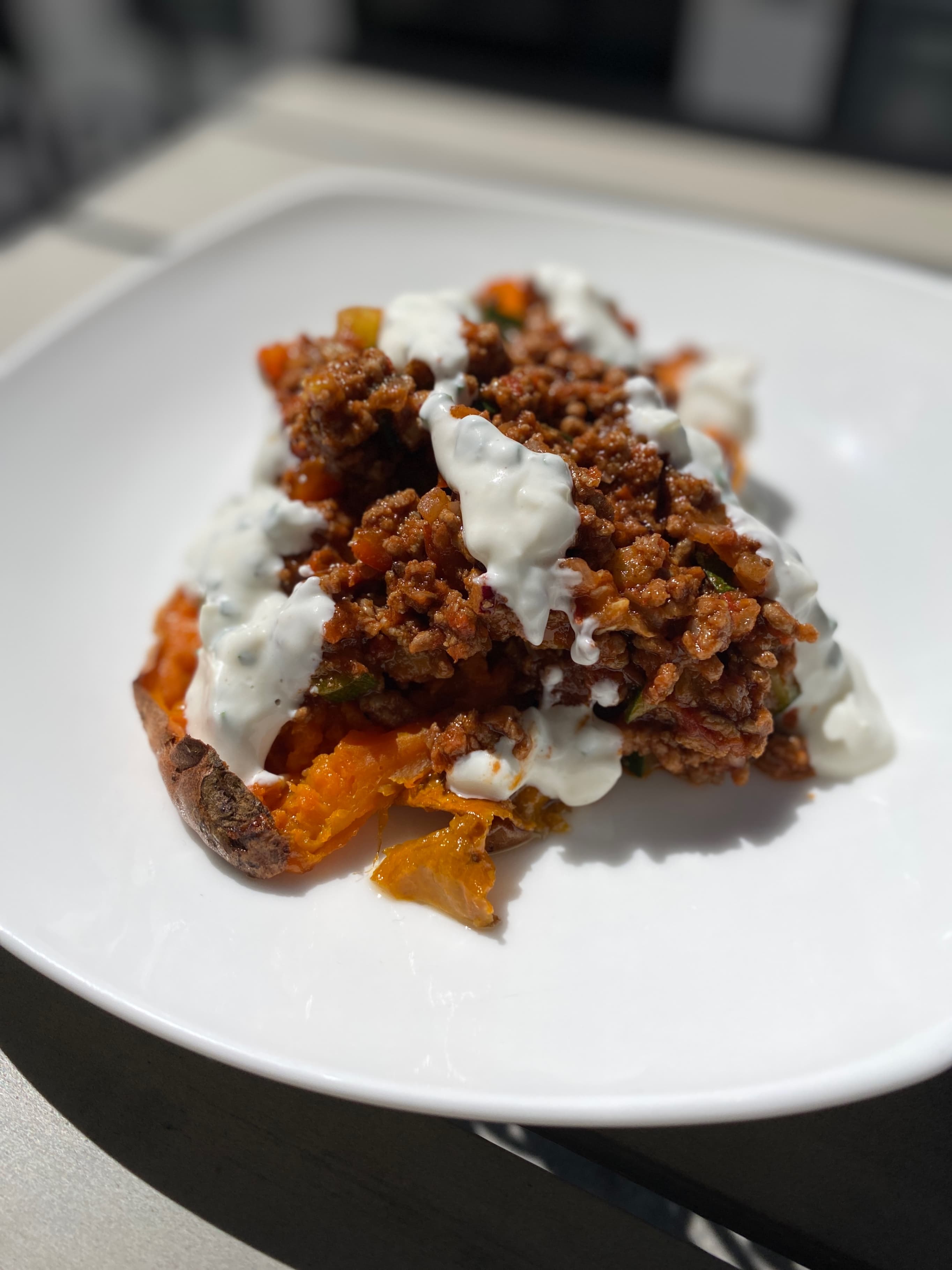 Batatas Rellenas Sabrosas con Salsa de Hierbas Picante Recipe Image