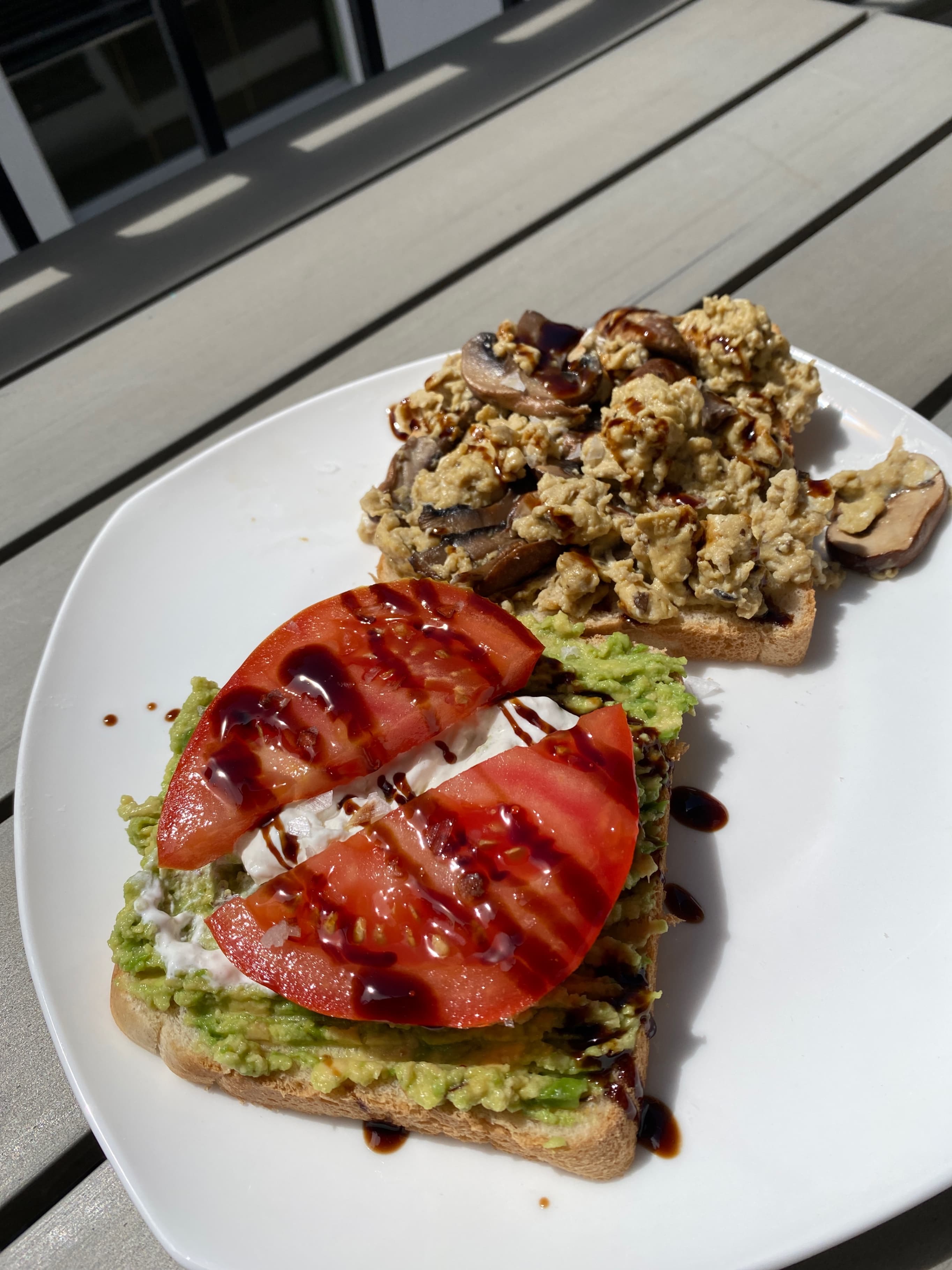 Avocado-Toast mit Rührei und PilzenRecipe Image