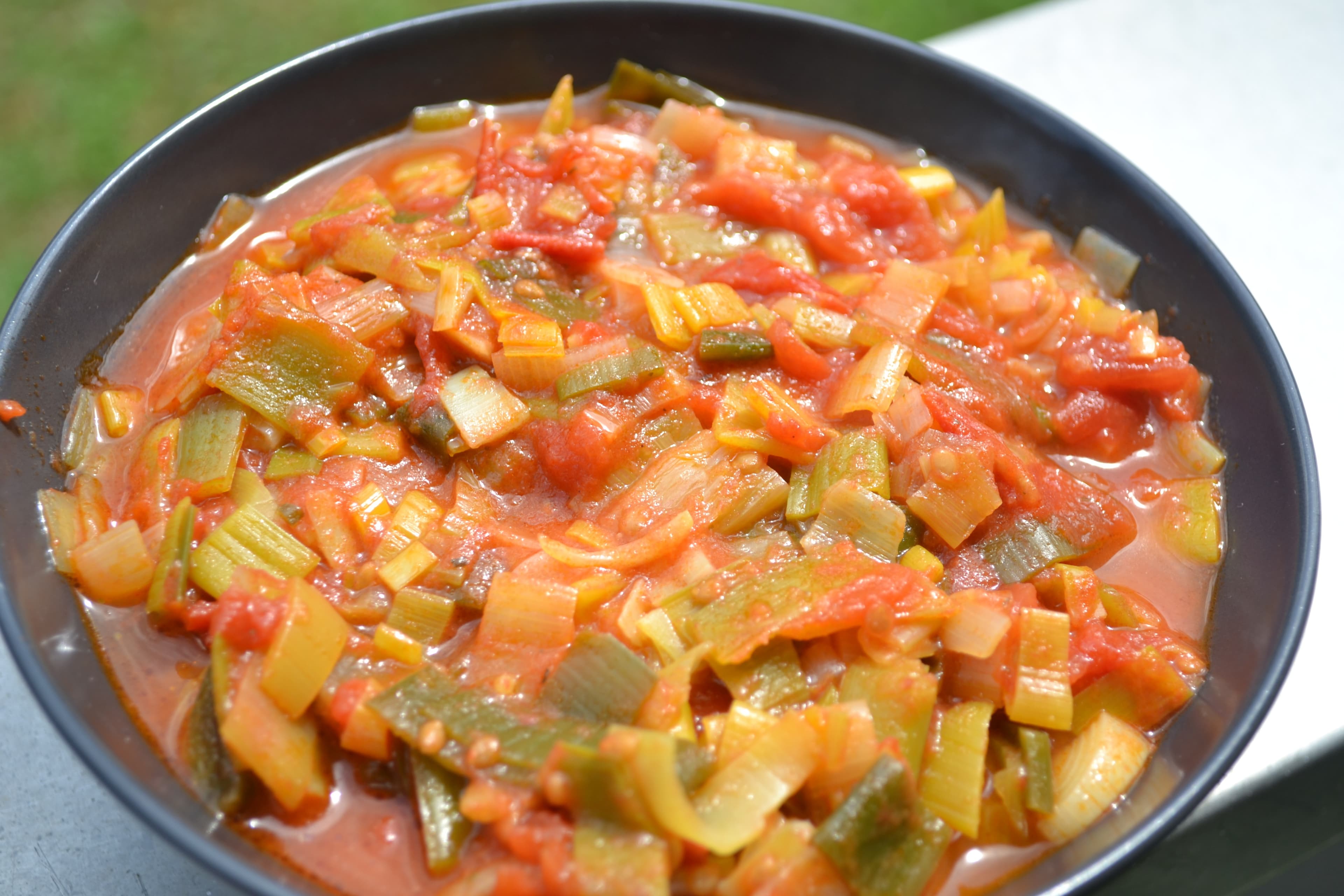 Duszony por z pomidorami Recipe Image