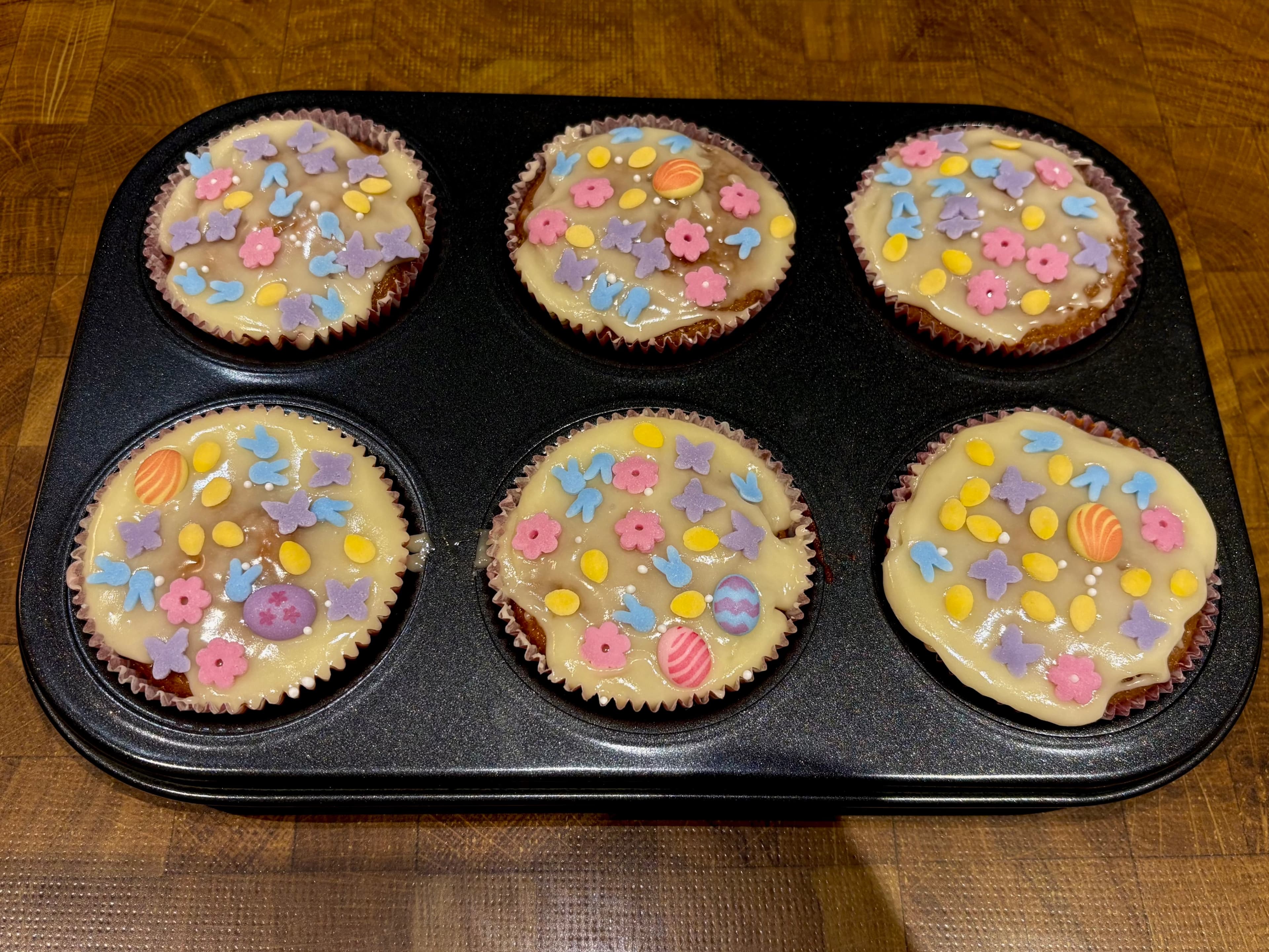 Schoko-Muffins mit Zitronenglasur und Zuckerstreudekor Recipe Image