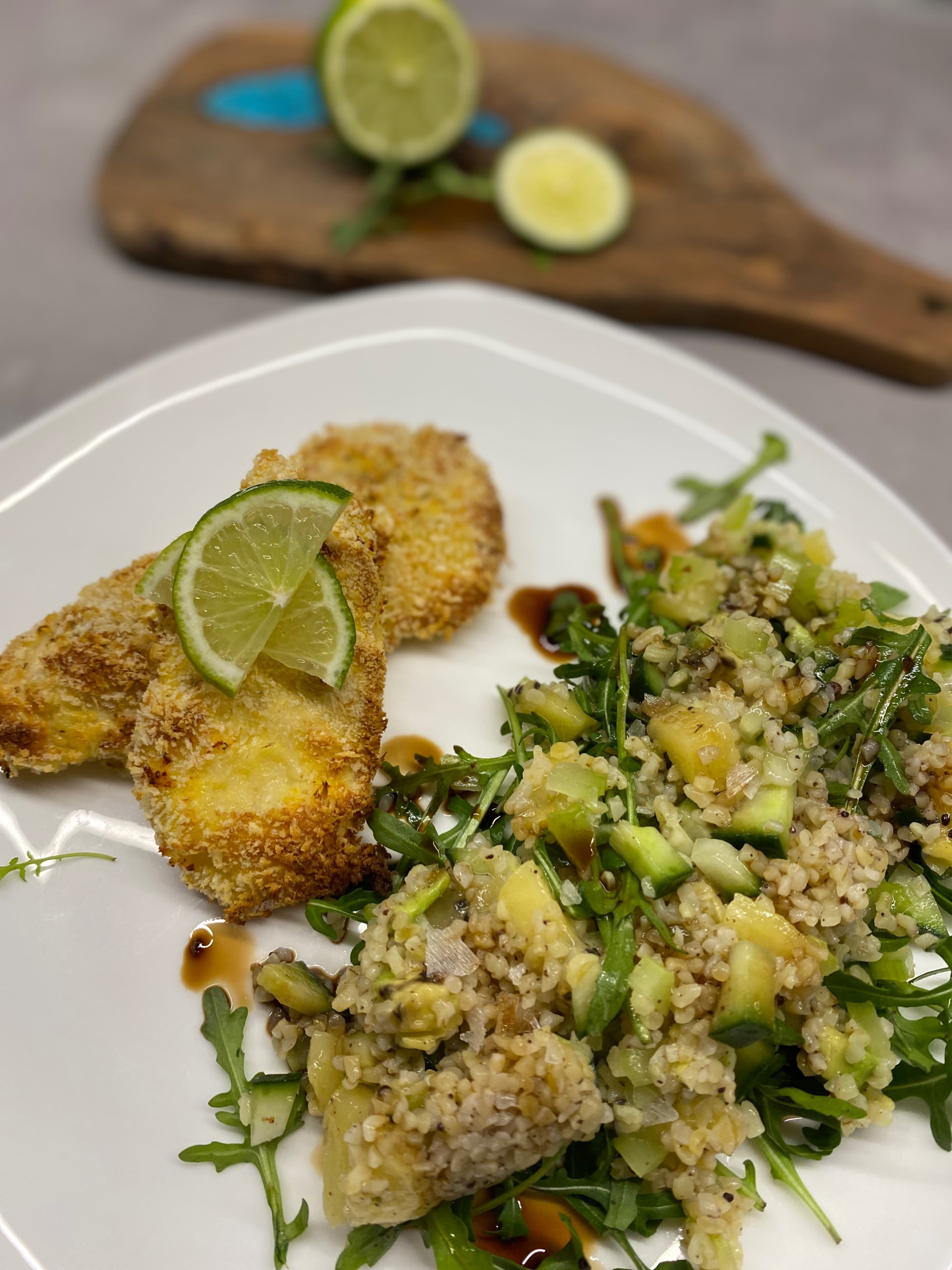 Knuspriges Hähnchen mit Bulgur-Kiwi-Salat Recipe Image