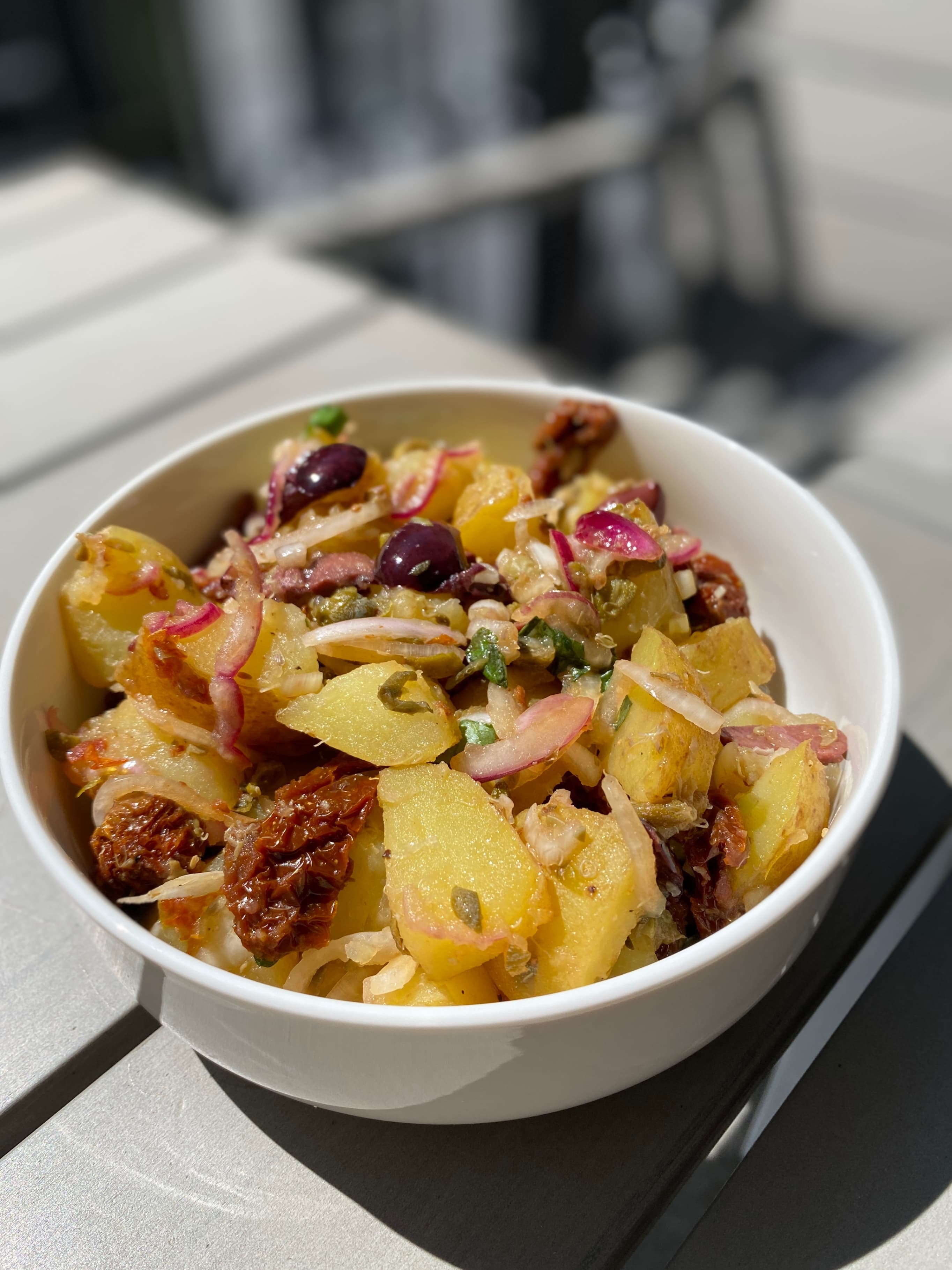Mediterraner Kartoffelsalat mit getrockneten Tomaten und AprikosenessigRecipe Image