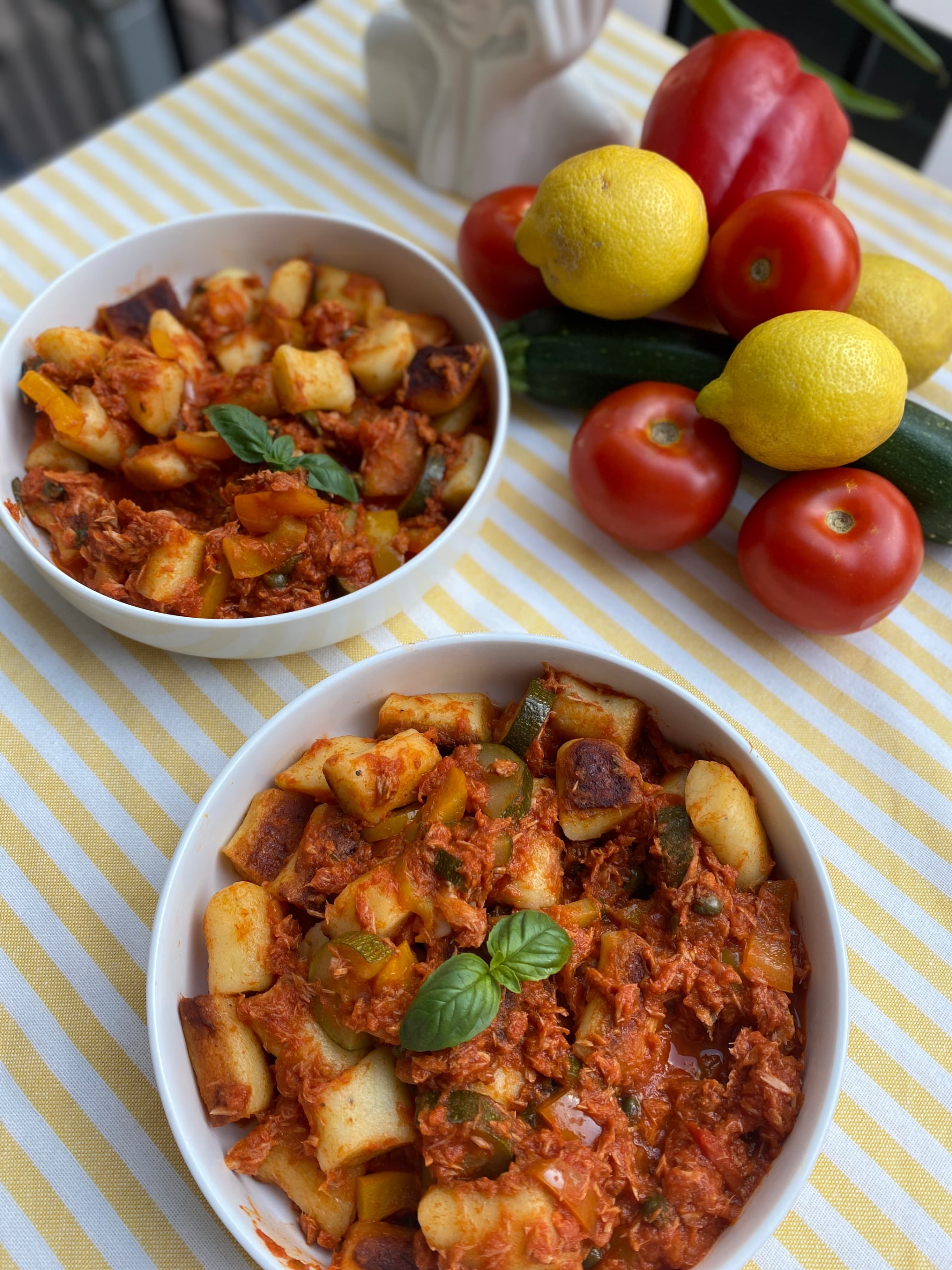 Knusprige Gnocchi mit Thunfisch und Tomaten-Gemüse-SoßeRecipe Image