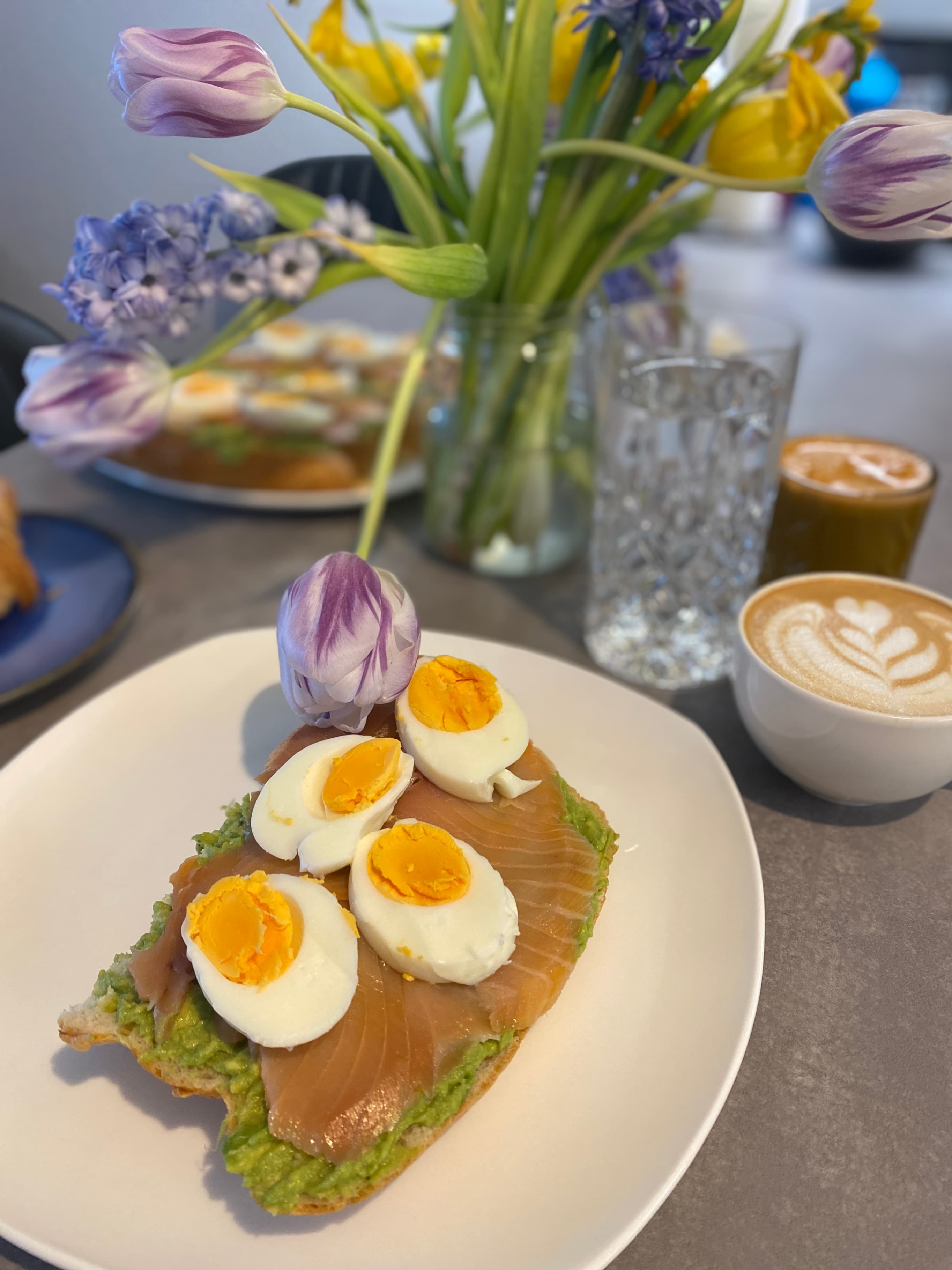 Brunch z wędzonym łososiem i awokadoRecipe Image