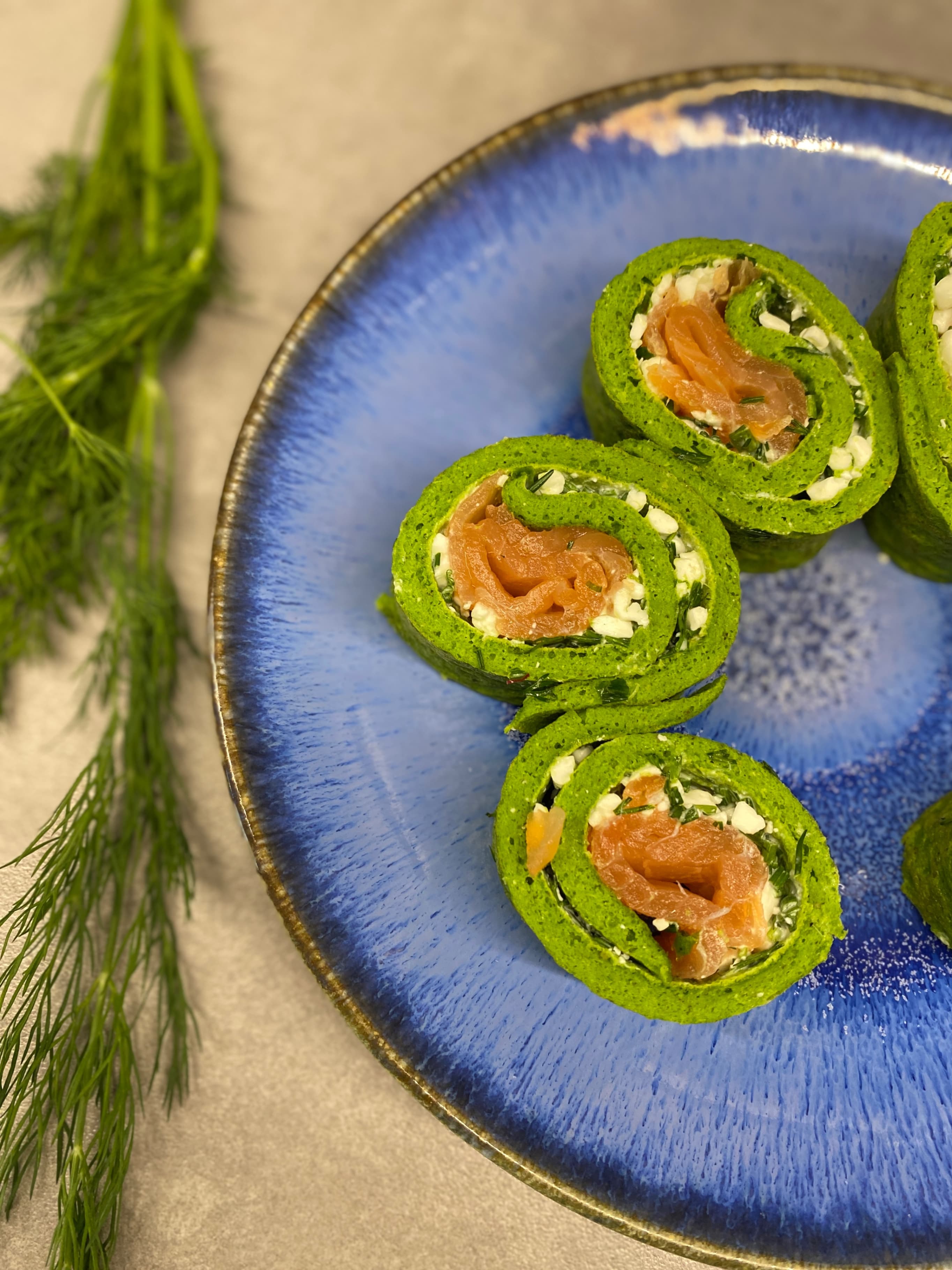 Tortitas Súper Verdes con Salmón Ahumado y Requesón Recipe Image